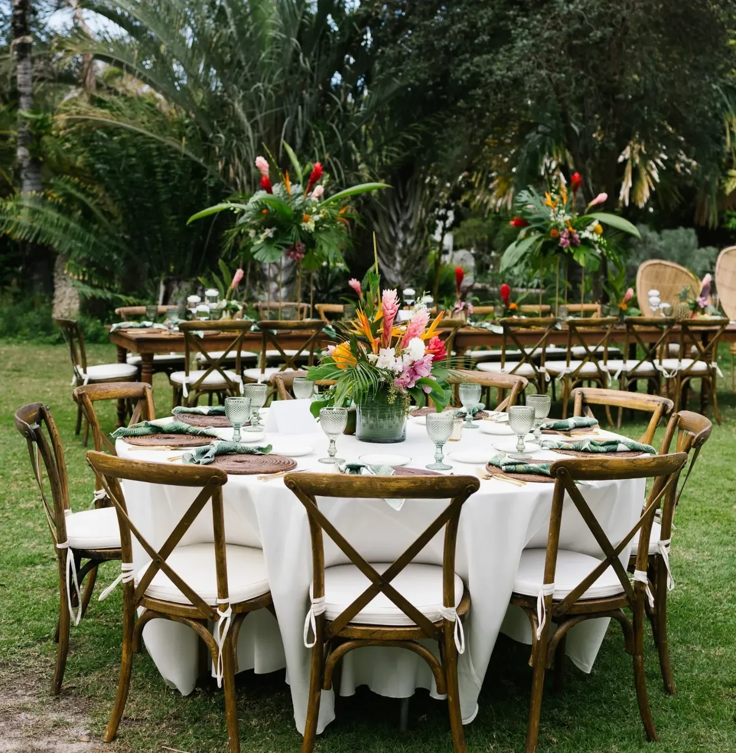 mixed-round-tables-and-farmhouse-table-configurations.webp