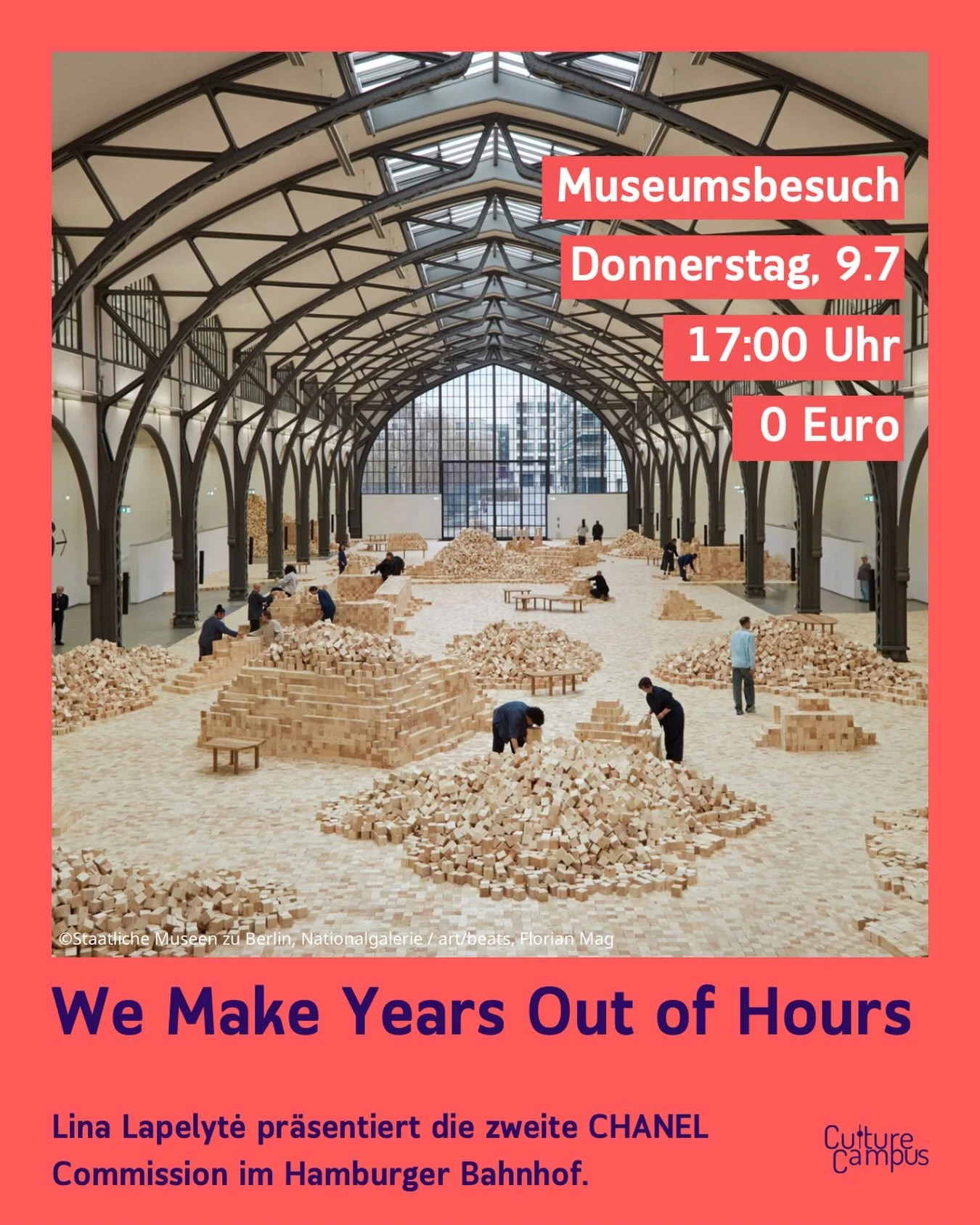Zeit, die wie Sand durch die Finger rinnt. K&ouml;rper, die Geschichte schreiben und eine Performance, die den Moment dehnt.

Mit We Make Years Out of Hours bringt die litauische K&uuml;nstlerin Lina Lapelytė eine hypnotische Verbindung aus Musik, Be