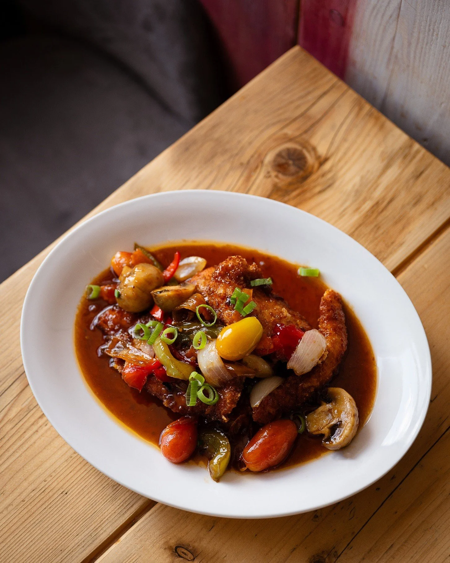 ✨ Crispy, golden, and packed with flavour! Our panko-coated chicken breast from Local Butchers is served with a moreish sweet &amp; sour sauce, fresh peppers, onion, and juicy tomatoes for the perfect balance of crunch and zing 🍅🫑🔥 

A comforting 