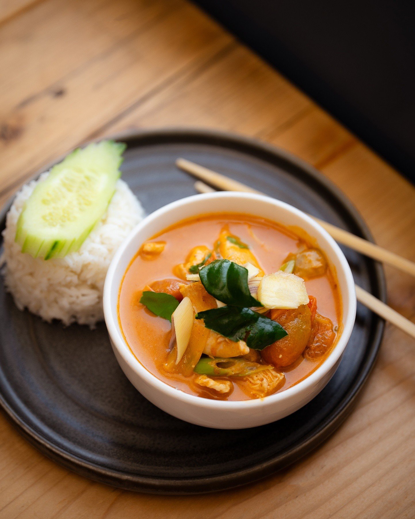 🔥 Hot like the weather today 🌞 

Why not go for an absolute classic with our Geng Daeng Gung - red, hot and extremely delicious 🤤 

Let's get you booked in for this Sunny Saturday with a curry you will be telling all your friends about. We've told