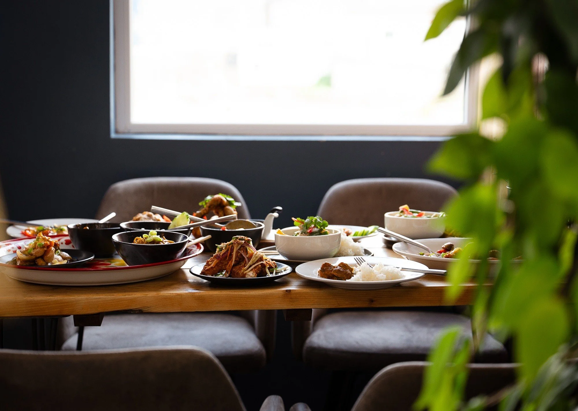 Are you looking for somewhere to dine as we approach the weekend? 

Bookings are filling up with 👑 The Royal Cornwall Show 🌼 showing off great displays! 

Why not book for after - satisfy your hunger after walking around all day, sit and enjoy. We'