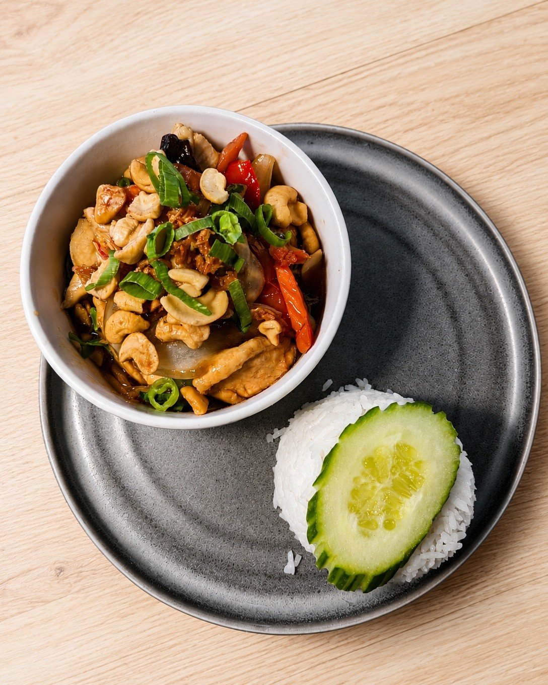 Where's best to start your week then with us! 

🍜 We have our Pad Met Mamuang on our specials along with all your favourite mains available. 

🌶Pad Thai, Kiow Waan and our hot and spicy Geng Daeng. 🔥

Book now or Click&amp;Collect
Thetinythai.co.u