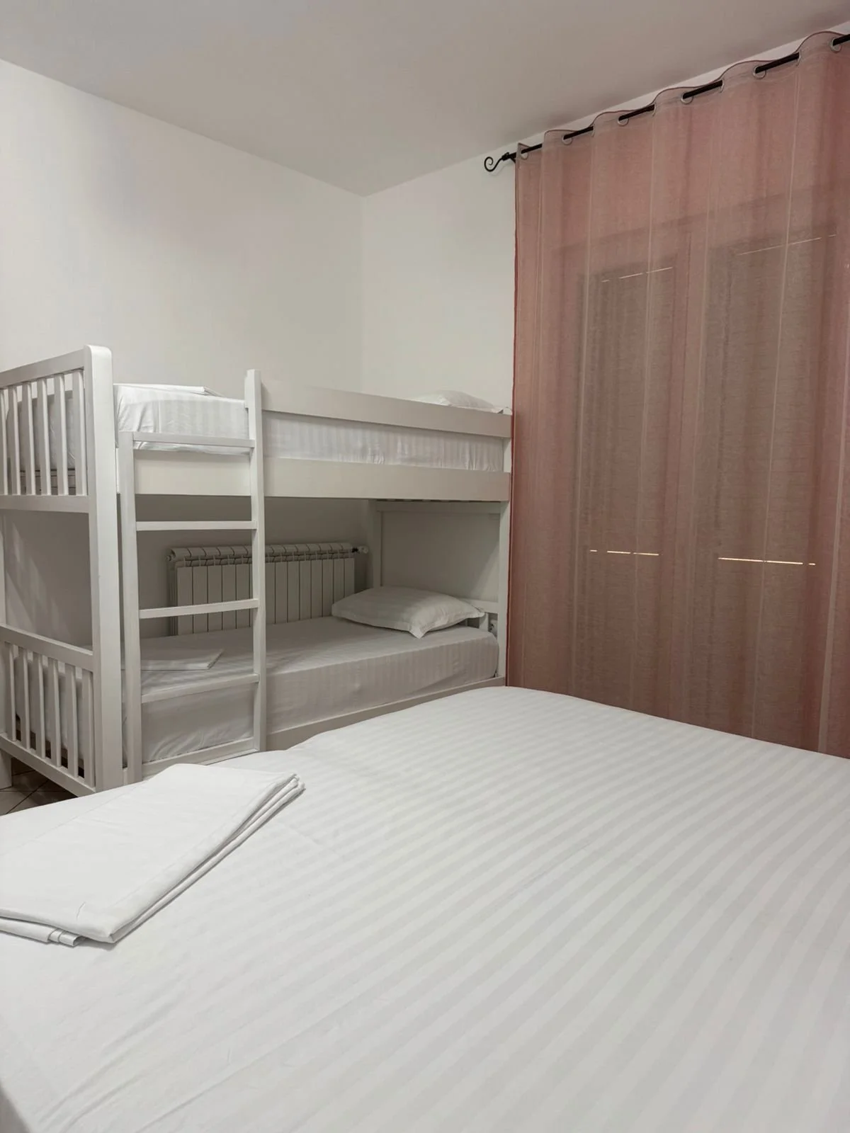 Letto con materasso e cuscino, letto a castello con letto inferiore, tendina rosa in stile semplice in camera