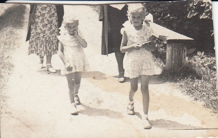 MARIA (EMA) I LIDIA W ZDROJU (1937r.).jpg