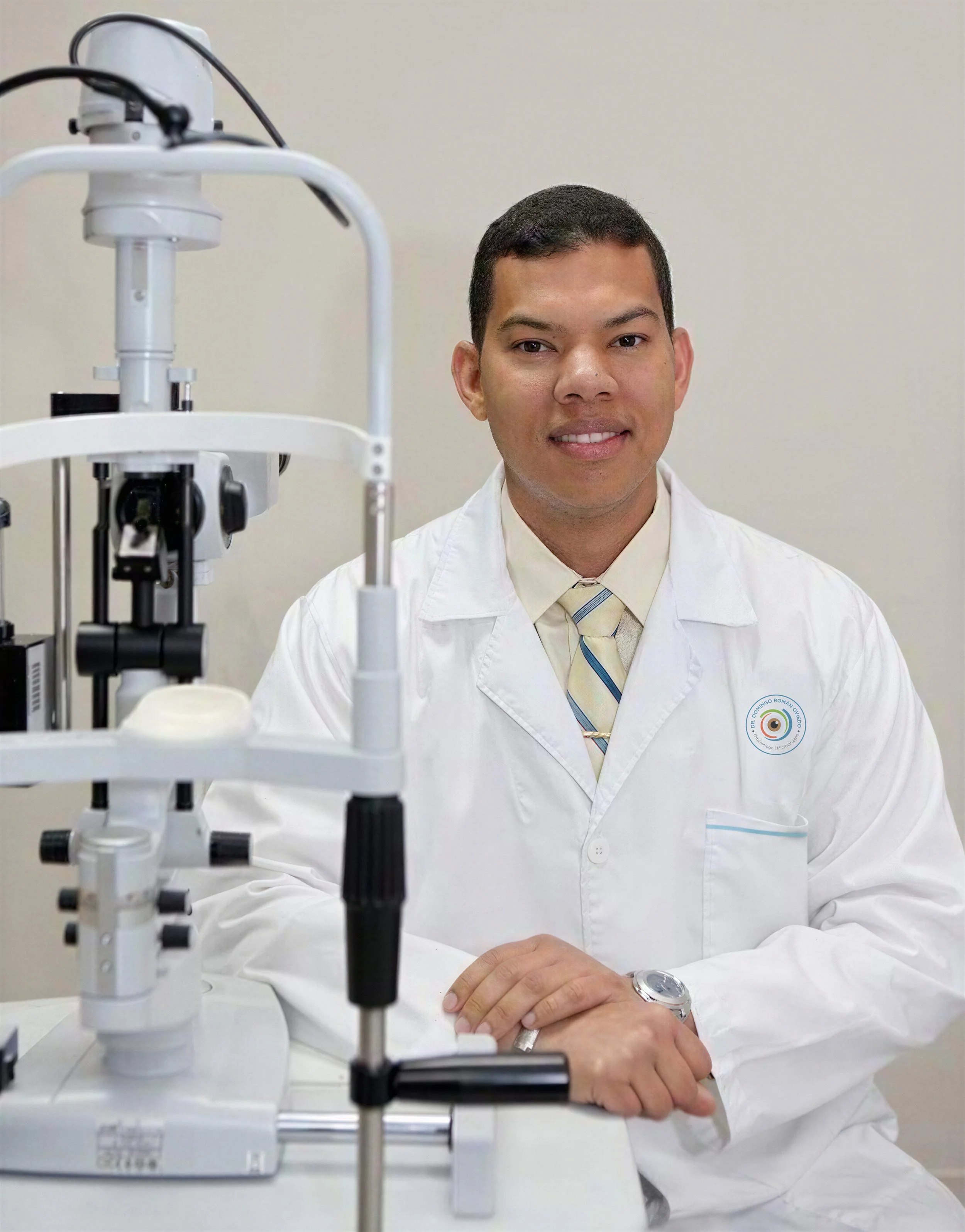 Dr. Domingo Román Oviedo, médico oftalmólogo especialista en cirugía de cataratas.