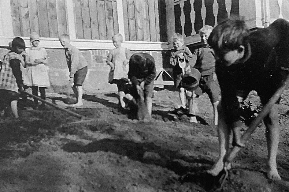 7b. Vårarbete i trädgården, början av 1930-talet.jpg