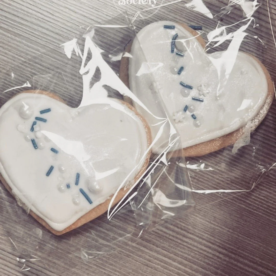 Individually packaged for an office party. Elegant white + blue cookies with sugar pearls. 💙 🤍

Order now, all cookies are individually wrapped and sealed for a long lasting treat. 

#cookieartist #hearts #fortcollins #cookies #sugarcookies
