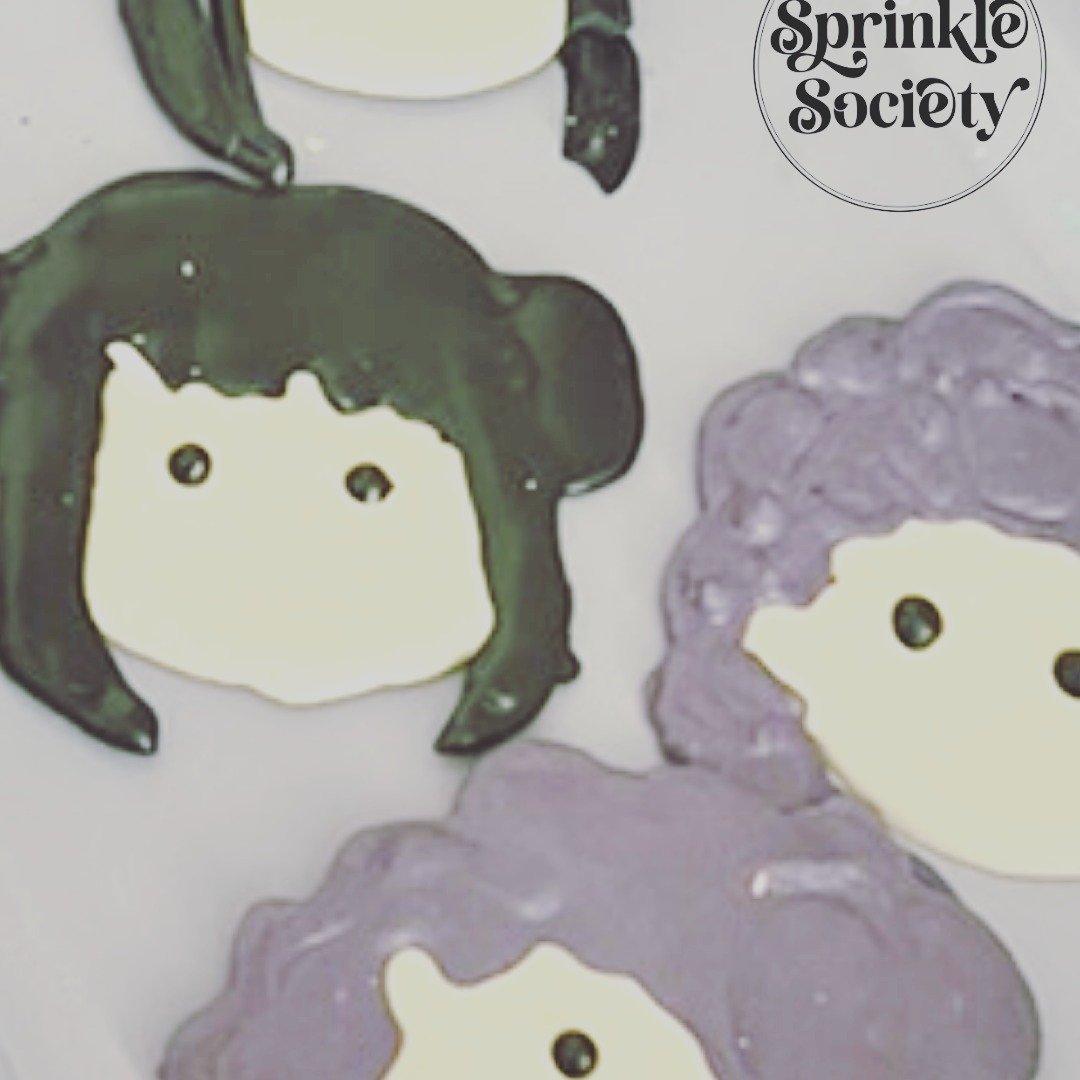 If you know, you know ✨ K-Pop Demon Hunters Birthday Cookie Set! 💜 🖤 🧡

#customcookies #decoratedcookies #royalicingcookies #fortcollinsbakery #animecookies #kpopdemonhunters #huntrix #sajaboys #kpdh #kdh #cookieartist