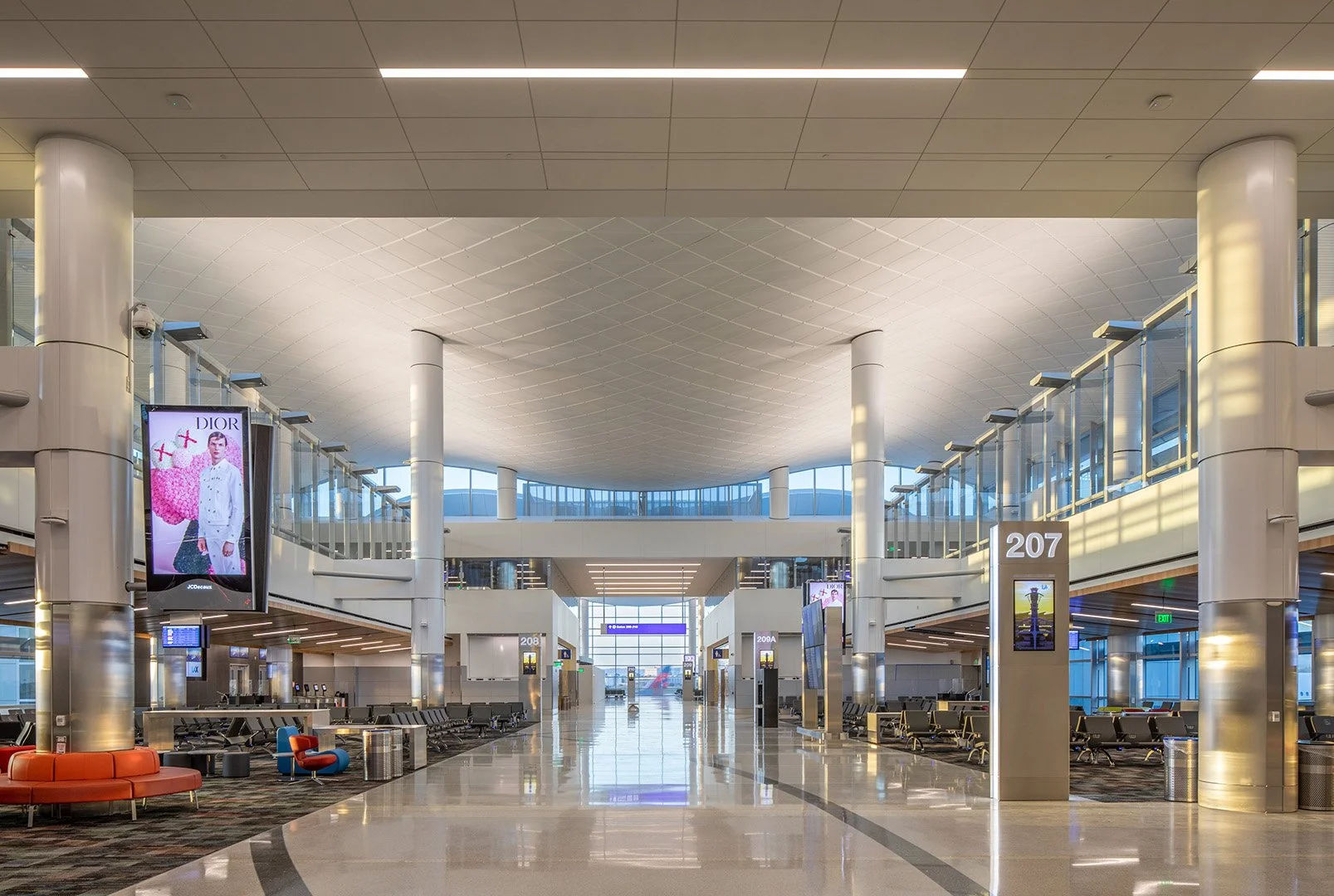 The project adds 1.7 million sq ft of space through a new 5-level concourse & accommodates 15 gates. (Photo by PCL)