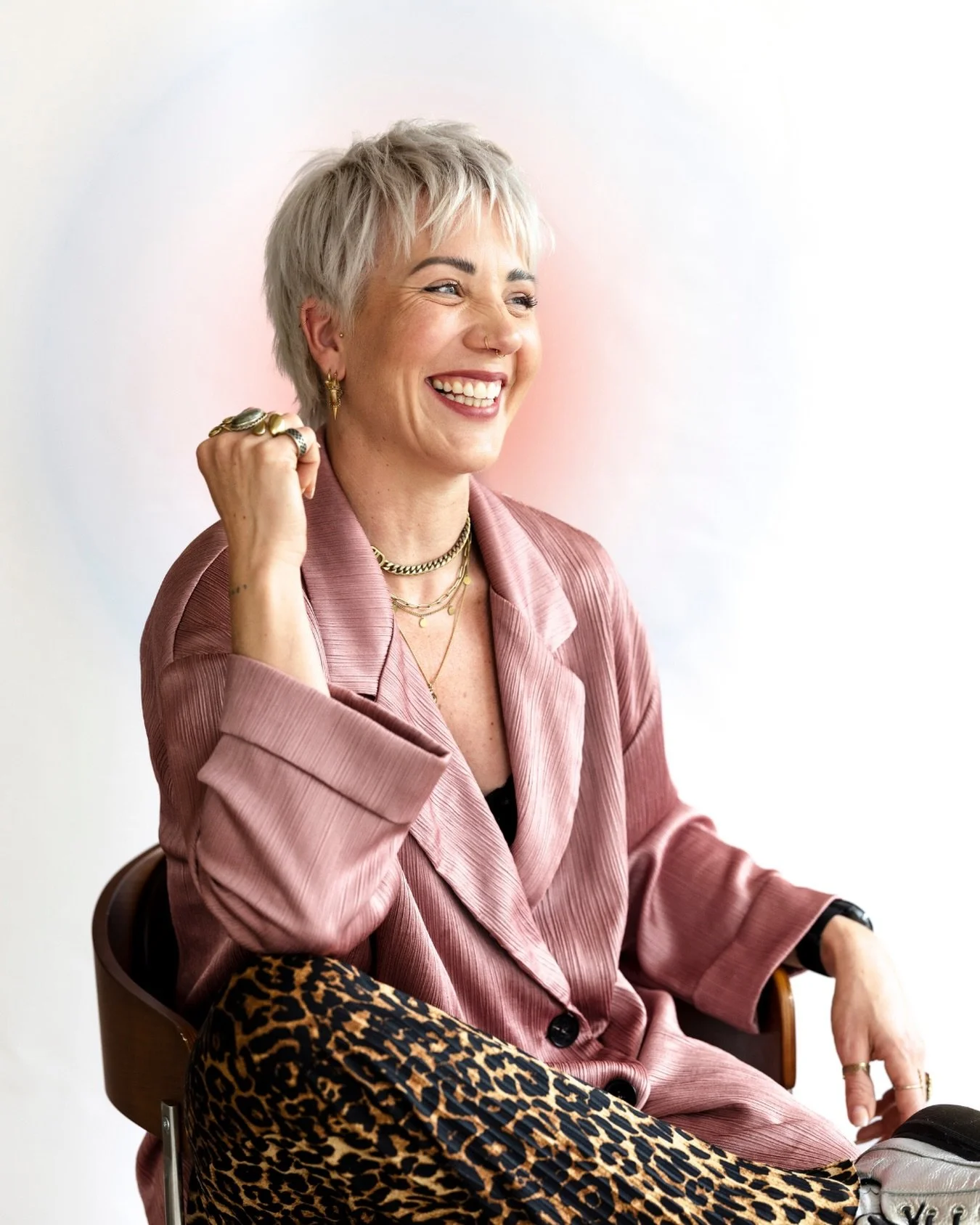 Ik fotografeerde Isolde tijdens mijn eigen branding shoot, waar zij mijn haar en make-up deed.

Z&oacute; lekker om zelf ook eens in de stoel te zitten en het niet allemaal zelf te hoeven doen. 😁

(En geloof mij... dat laat ik niet makkelijk toe. 😉