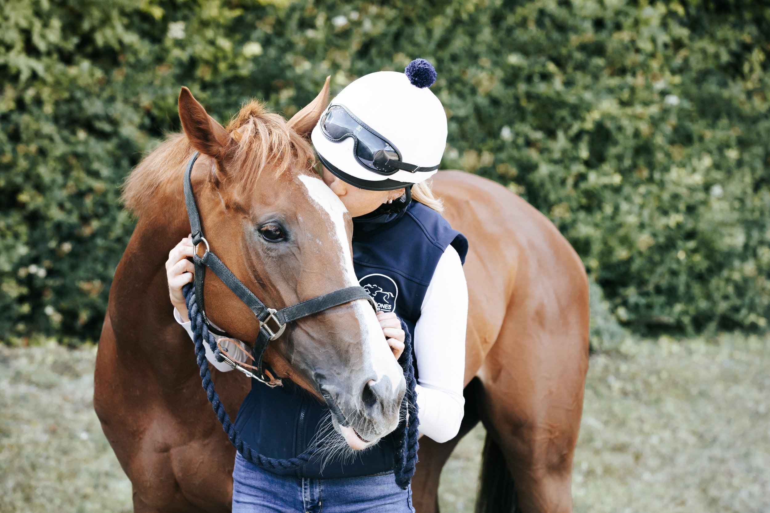 jack-jones-racing-exercise-rider-caring-for-chestnut-racehorse-109.jpg