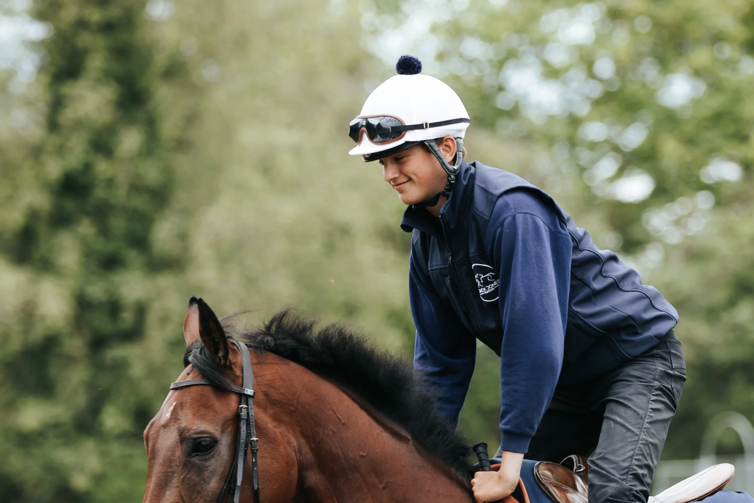 jack-jones-racing-exercise-rider-in-white-helmet-082.jpg