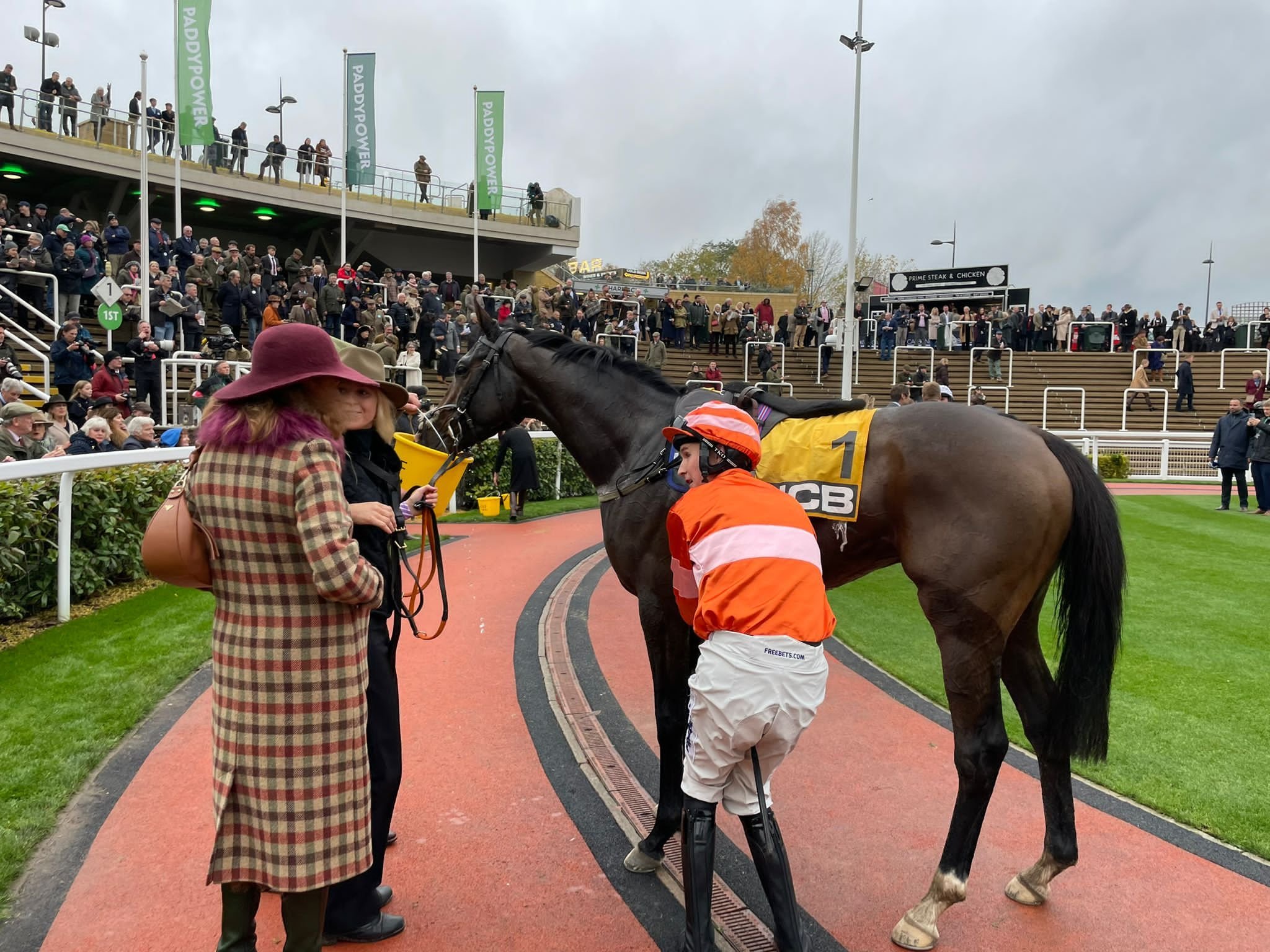 jack-jones-racing-jockey-dismounting-in-racecourse-paddock-042.jpg