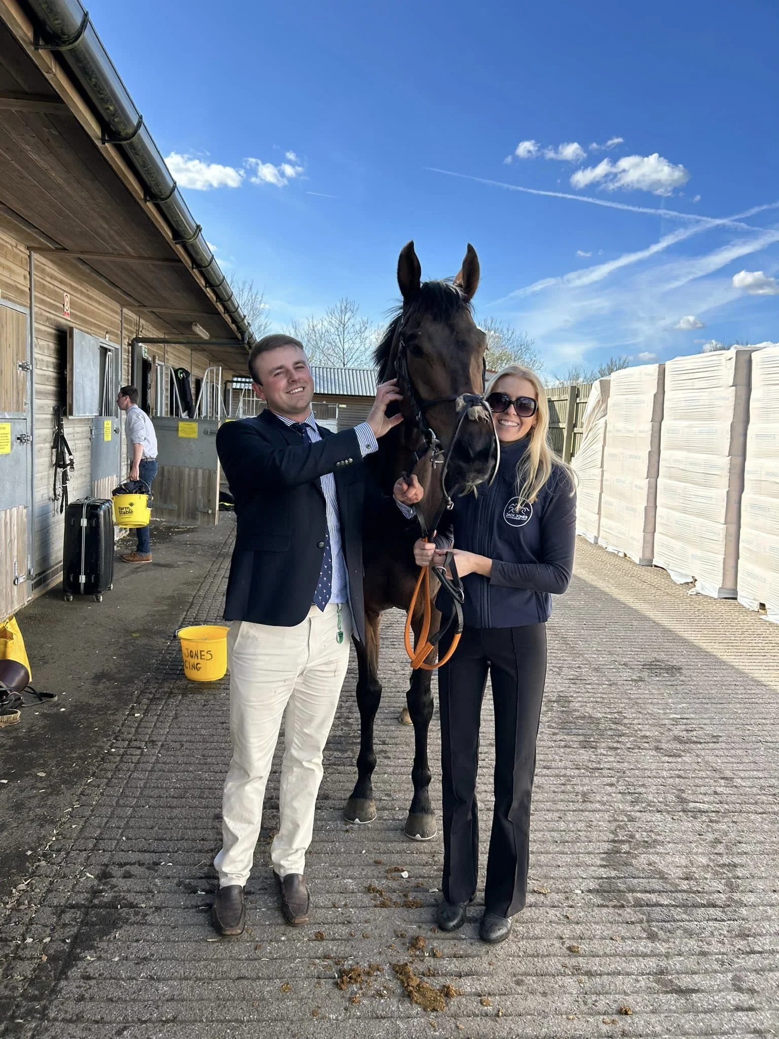 jack-jones-racing-racehorse-with-team-at-stable-yard-071.jpeg