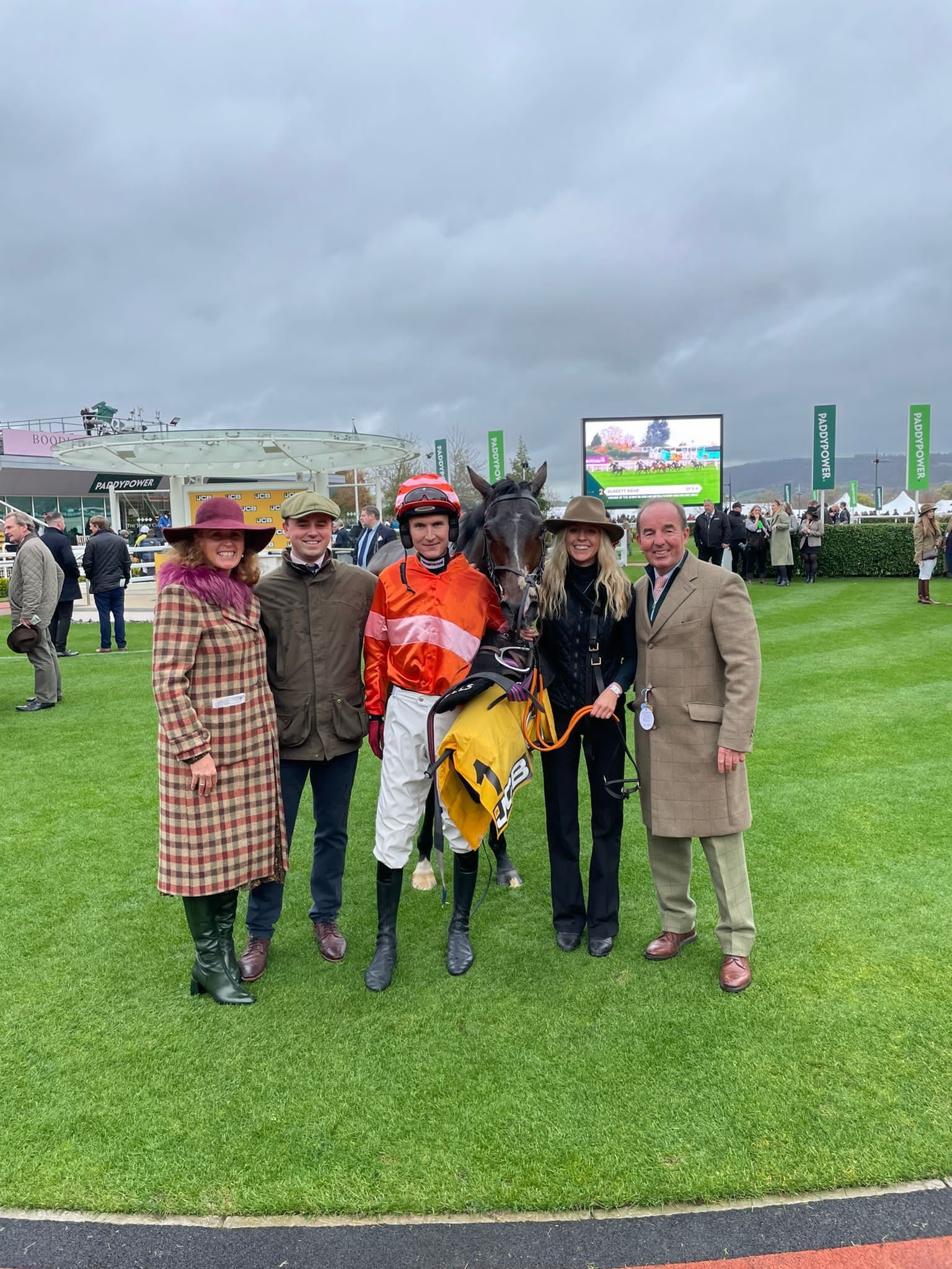 jack-jones-racing-racehorse-and-team-on-racecourse-lawn-039.jpg