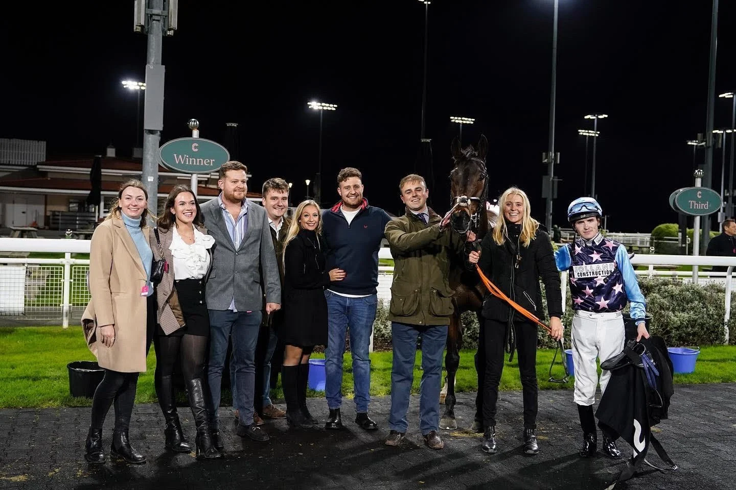 jack-jones-racing-racehorse-and-owners-under-floodlights-076.jpeg