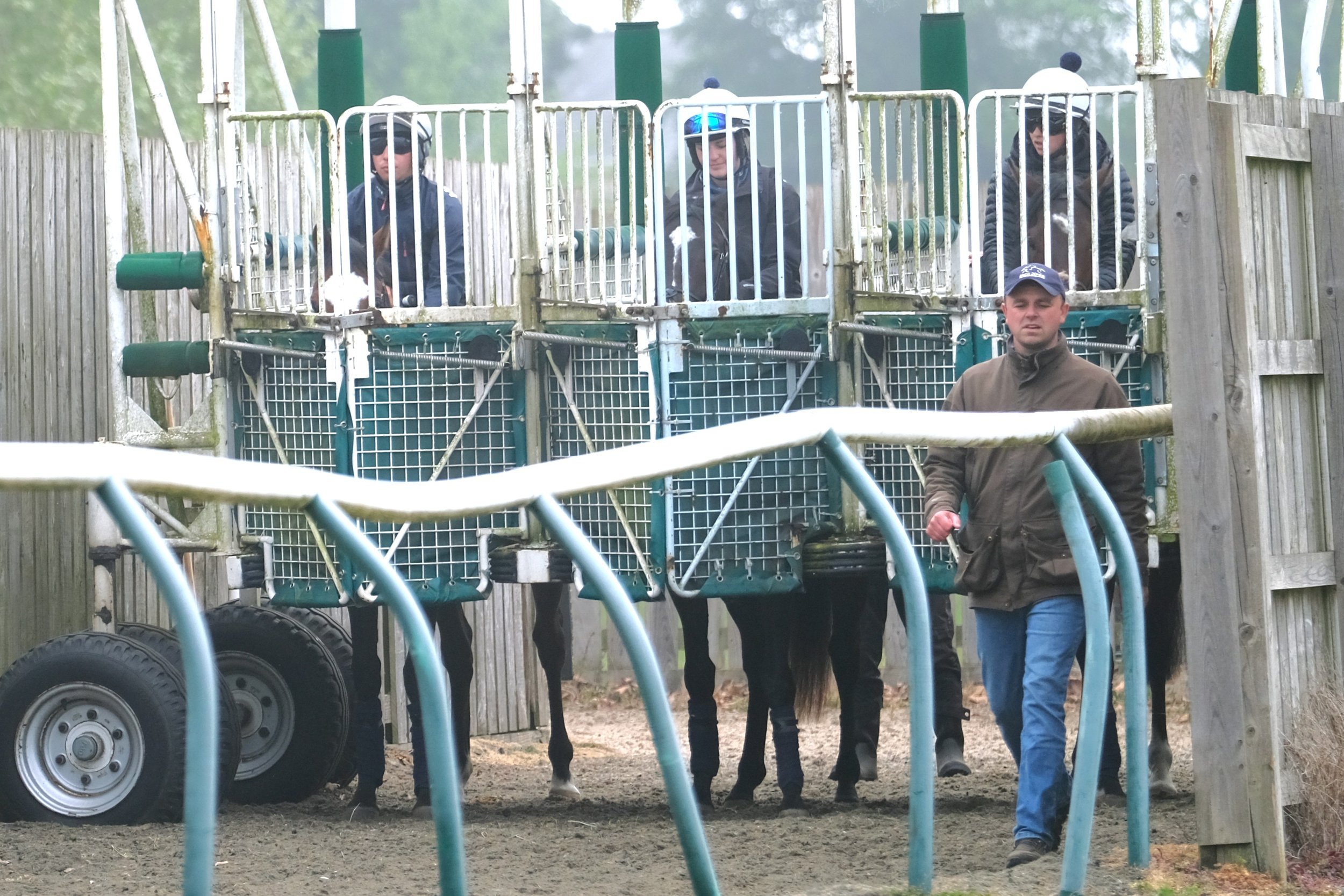 jack-jones-racing-racehorse-stalls-training-with-handler-133.jpg