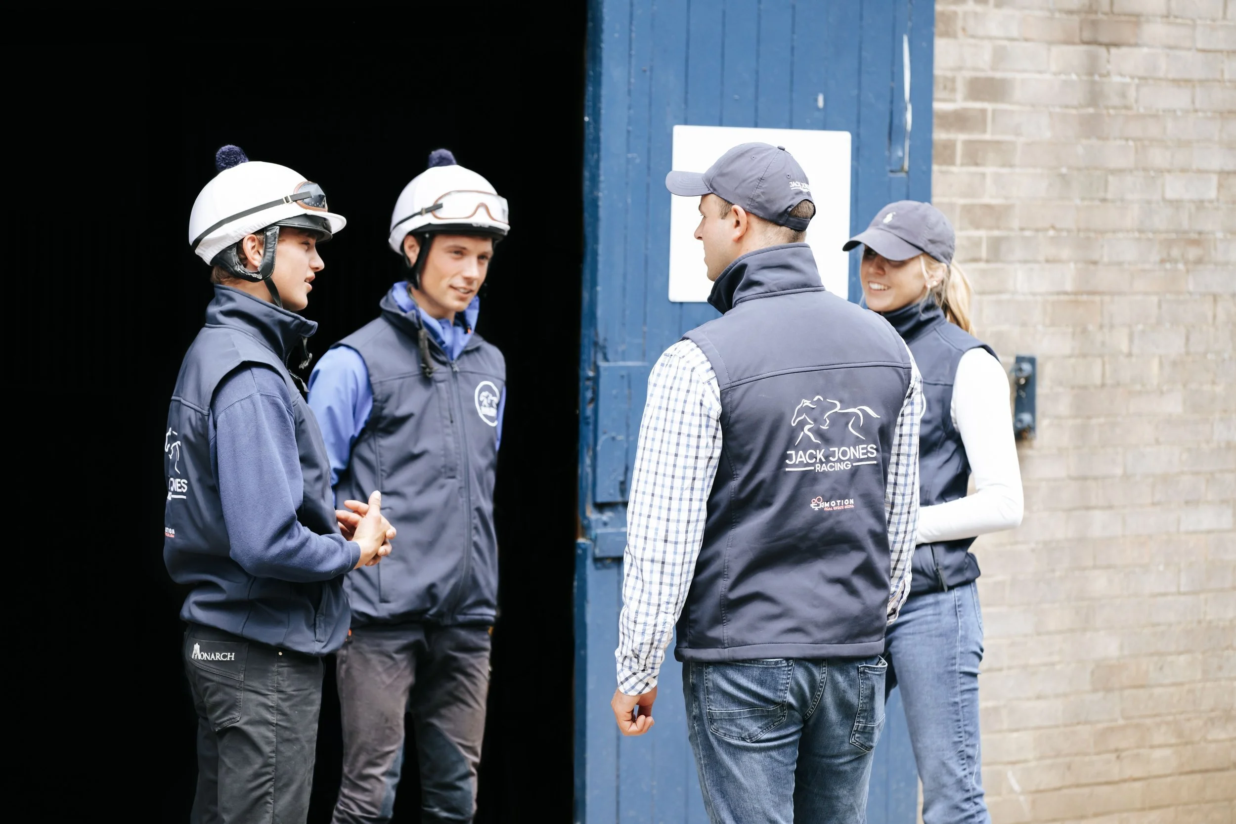 jack-jones-racing-stable-team-talking-before-exercise-072.jpg