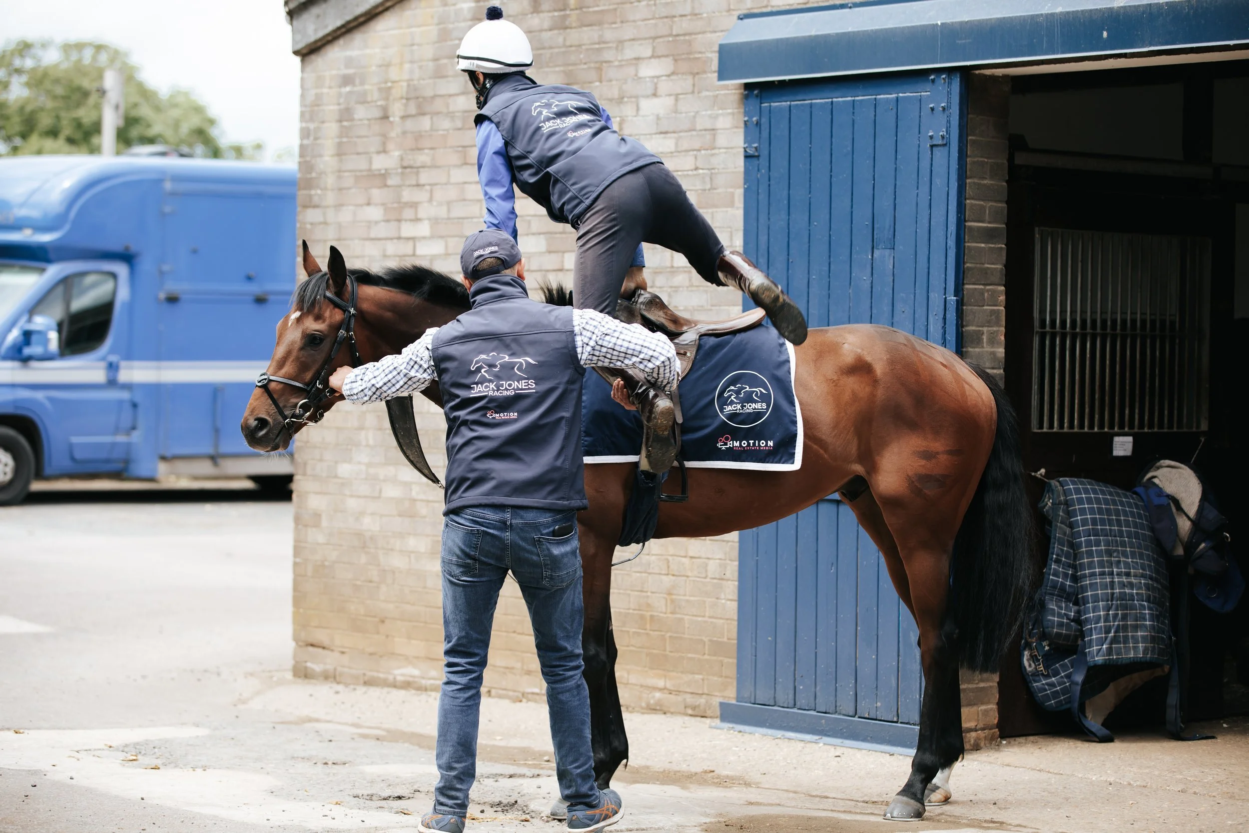 jack-jones-racing-mounting-racehorse-outside-stable-089.jpg