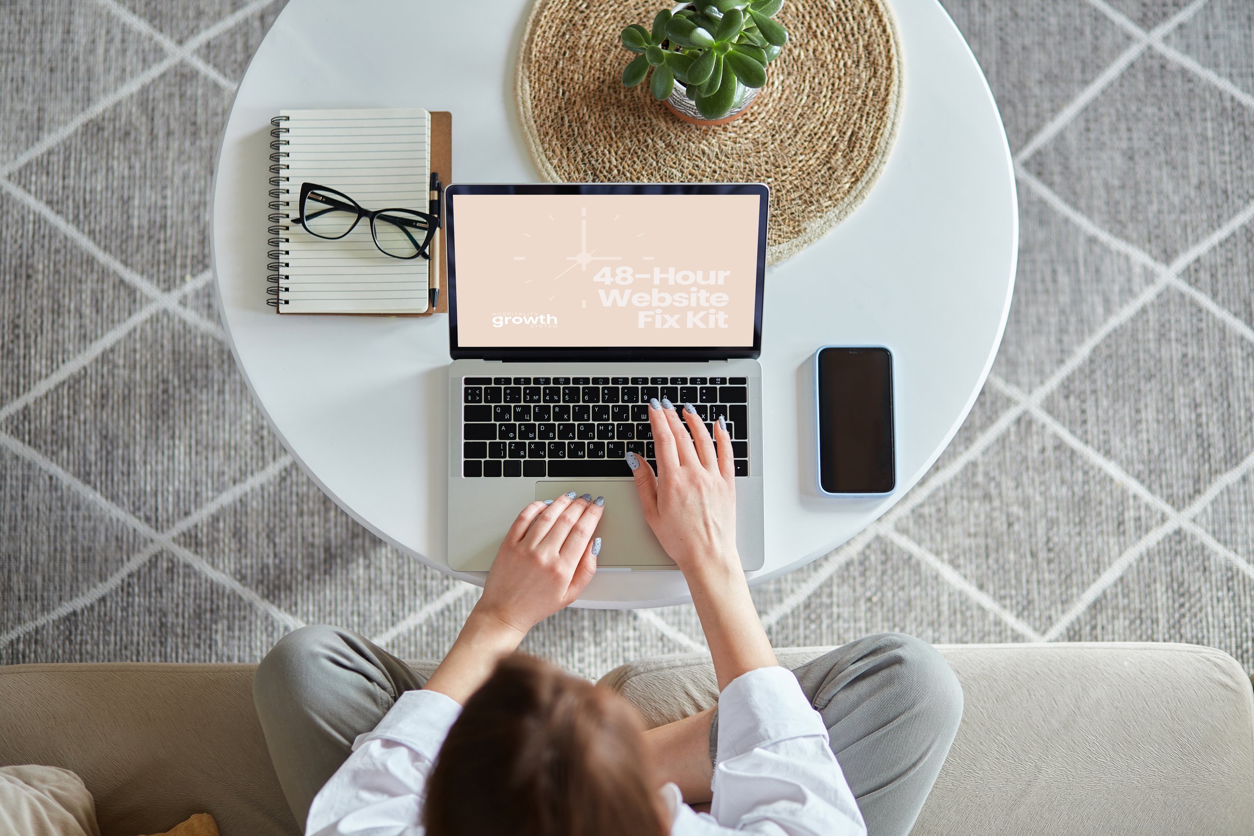 mockup-laptop-woman.jpg