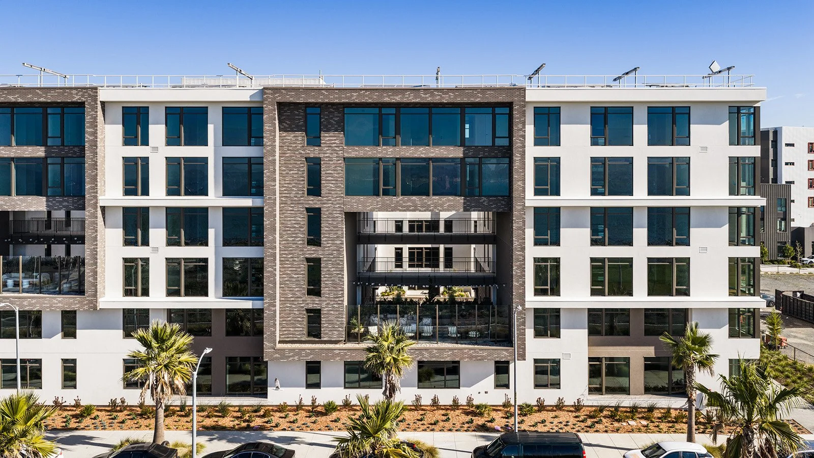 02_490_Ave_of_Palms_Exterior.jpg
