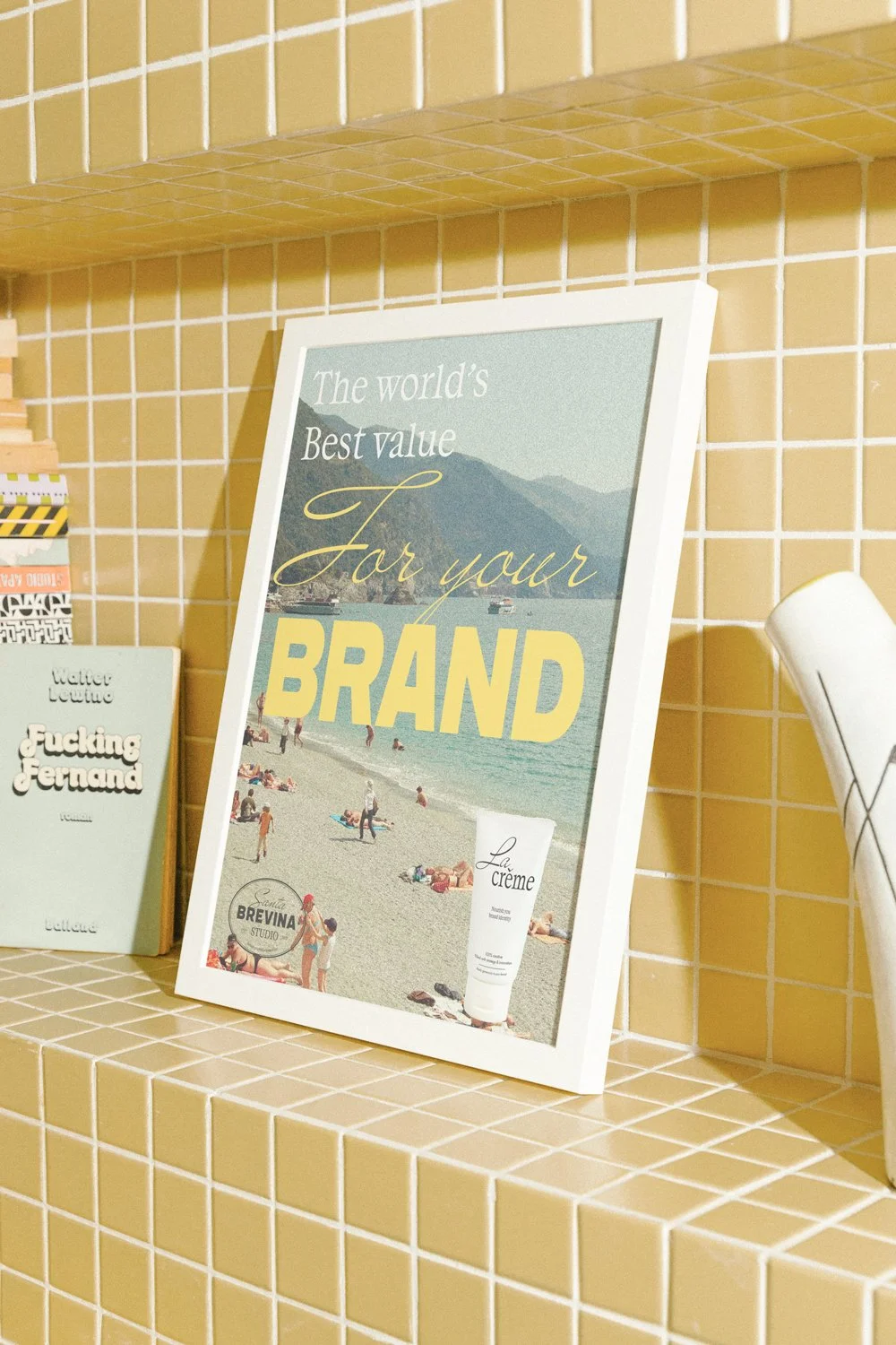Une affiche publicitaire avec une plage, des montagnes en arrière-plan, et un tube de crème solaire. Le texte en anglais dit : "The world's best value for your brand". Santa Brevina