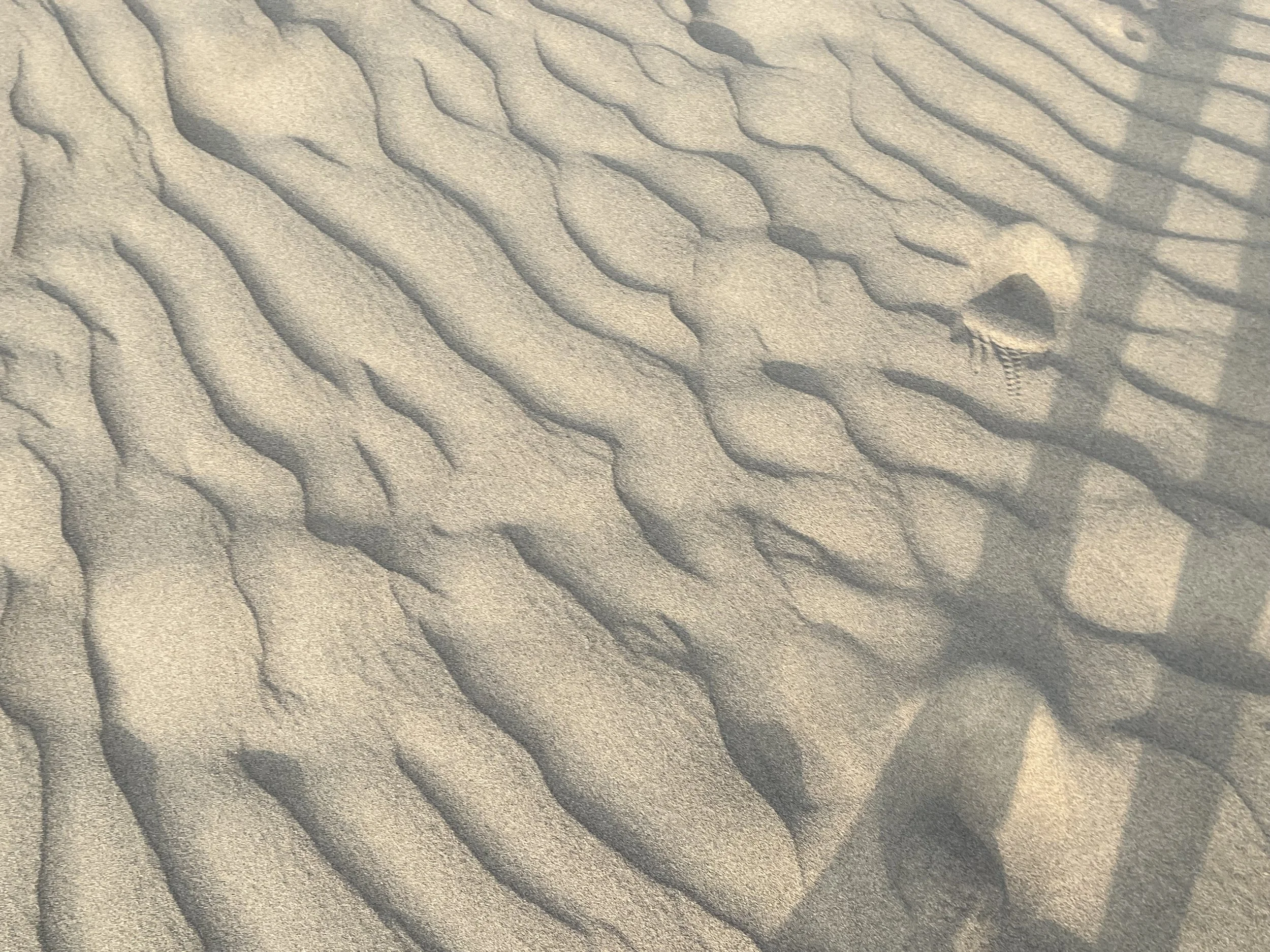 Sable avec des motifs de vent ou de dunes créés par le déplacement du vent Santa Brevina