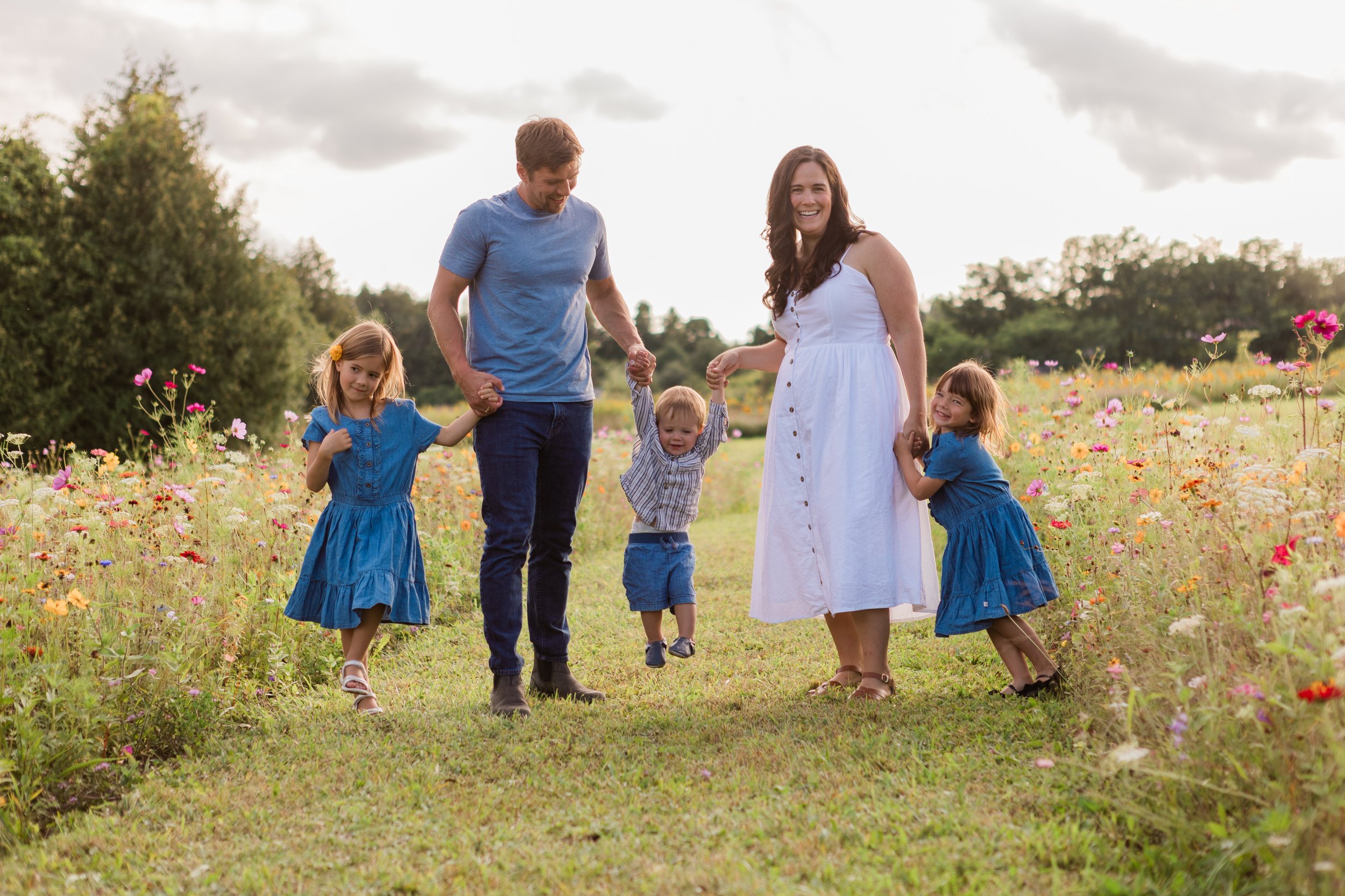 Niki&SimFlowerField_EmilyMaeAnnPhotography2026-21.jpg