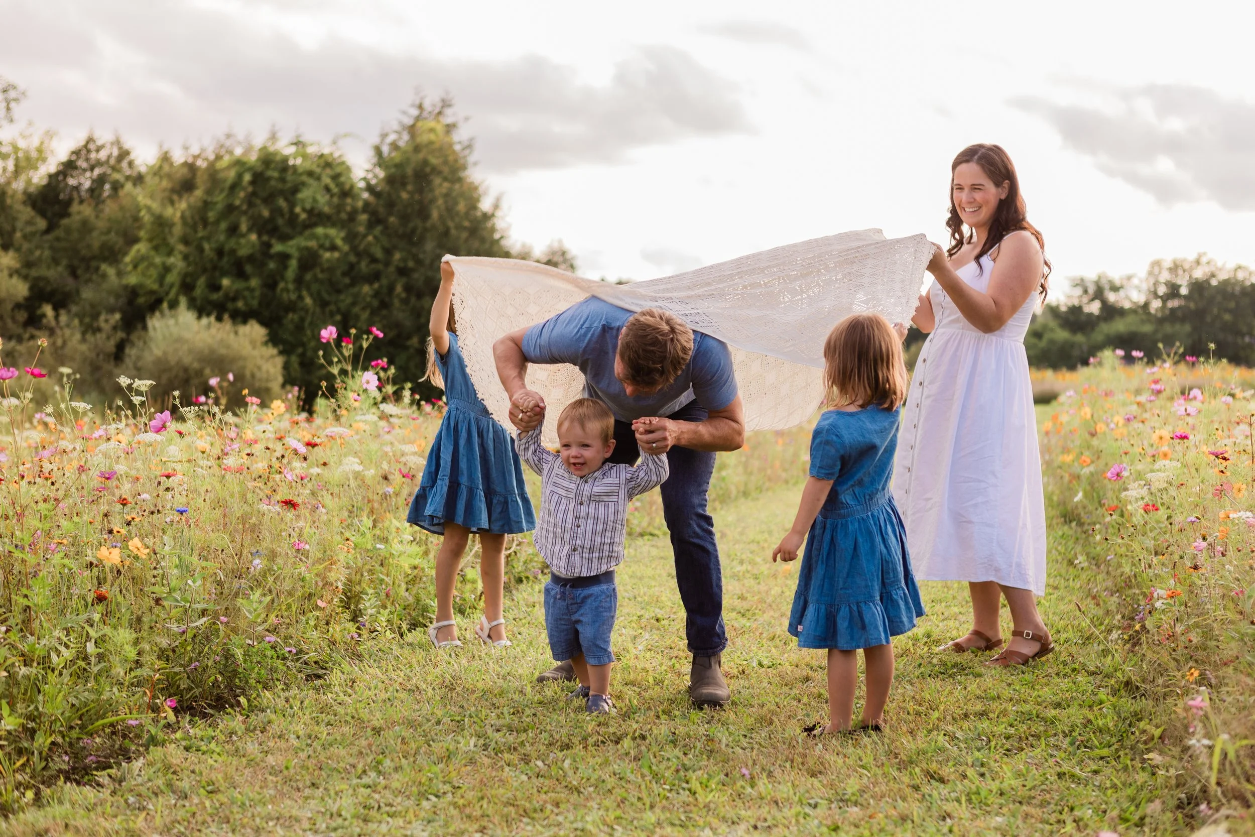 Niki&SimFlowerField_EmilyMaeAnnPhotography2026-26.jpg