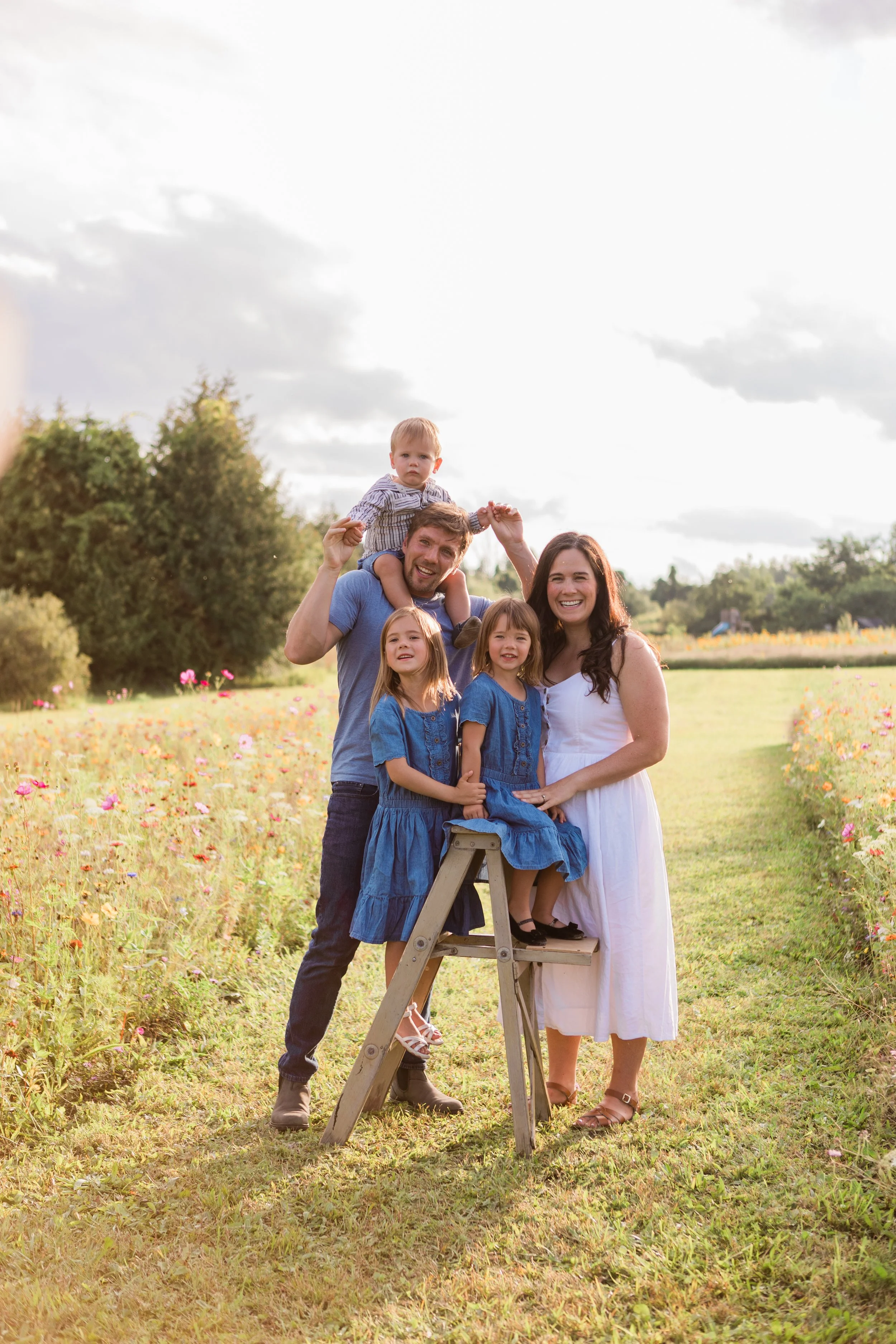 Niki&SimFlowerField_EmilyMaeAnnPhotography2026-34.jpg