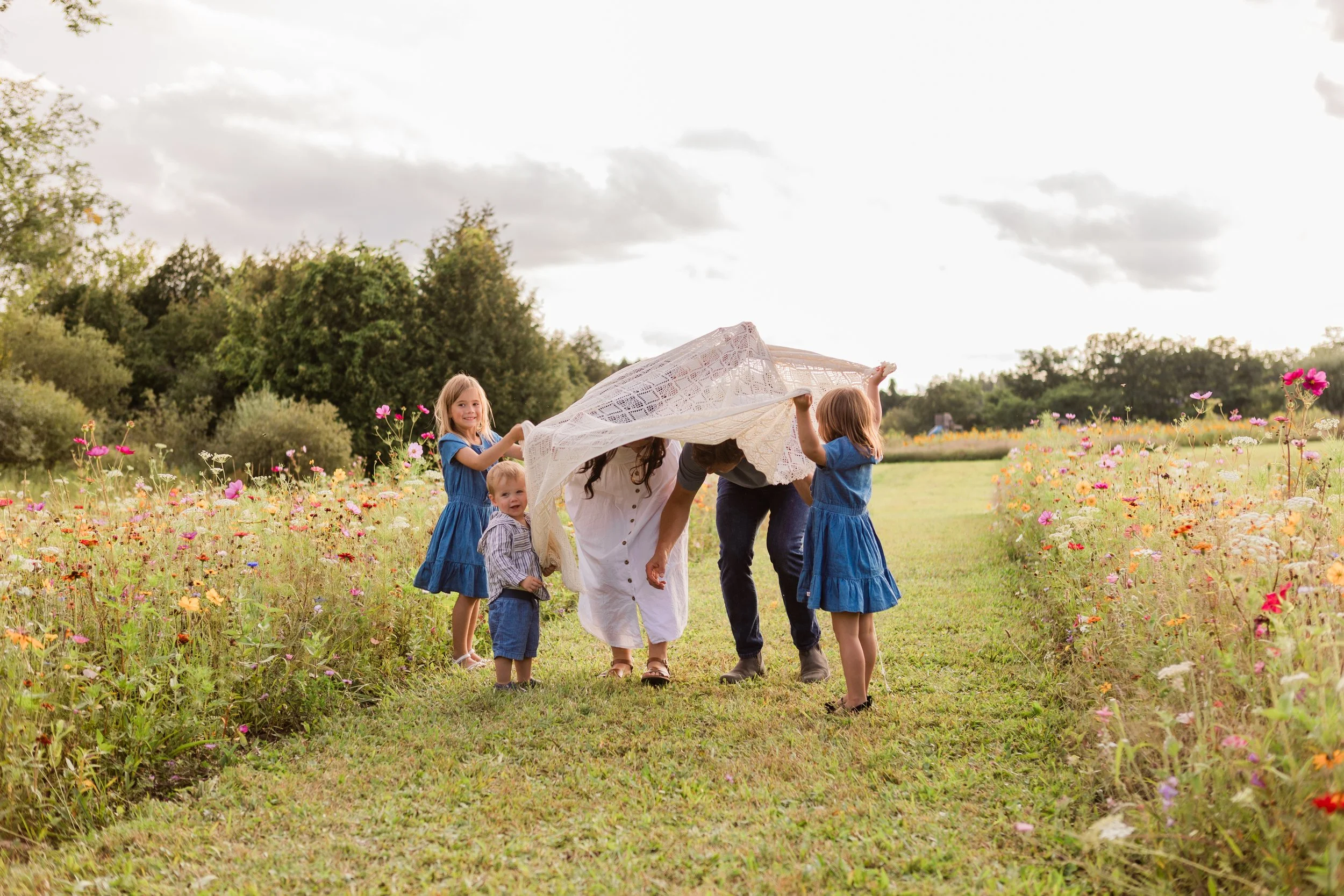 Niki&SimFlowerField_EmilyMaeAnnPhotography2026-29.jpg