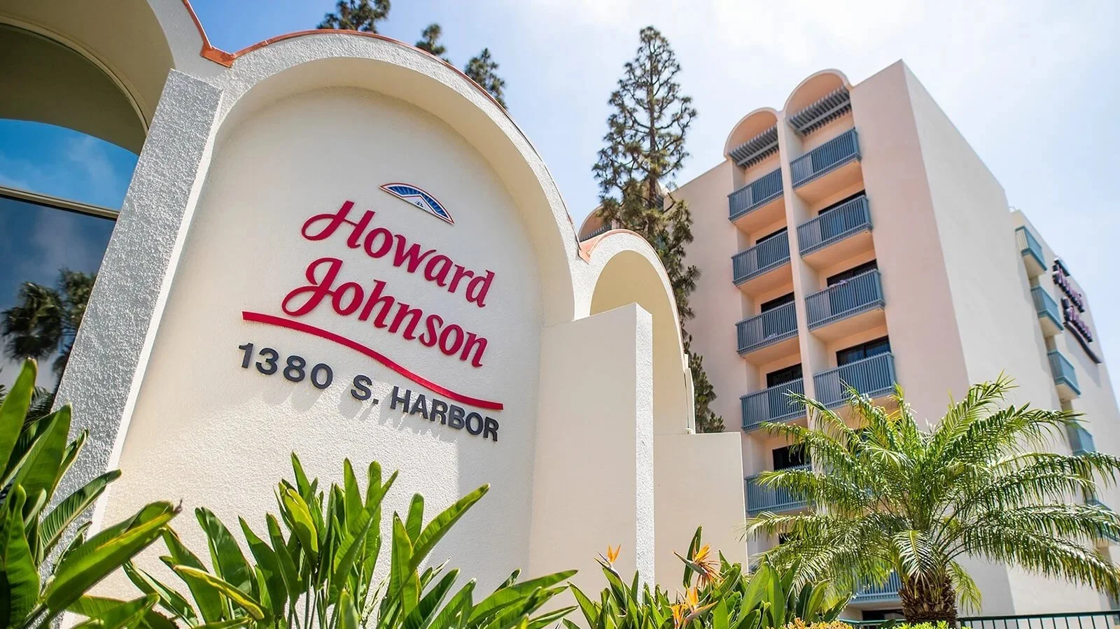 Howard Johnsons signage in front of hotel