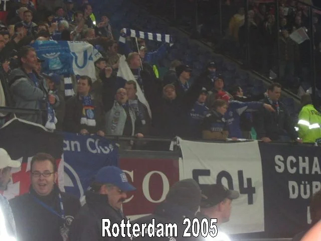Fans in einer Arena tragen Schals und feiern während eines Spiels im Jahr 2005 in Rotterdam.