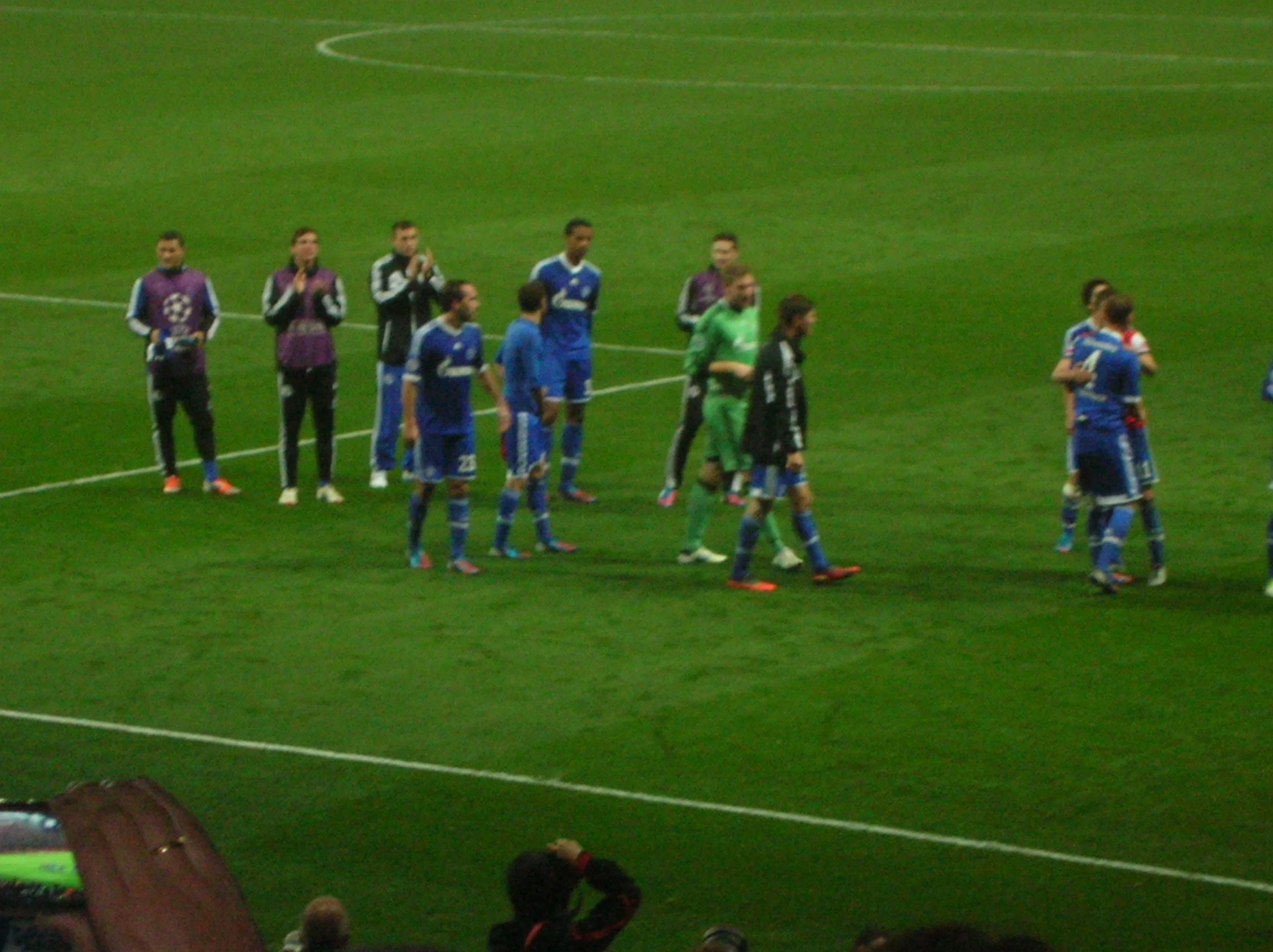 Fußballspieler verschiedener Teams stehen auf dem Fußballplatz vor Beginn eines Spiels.