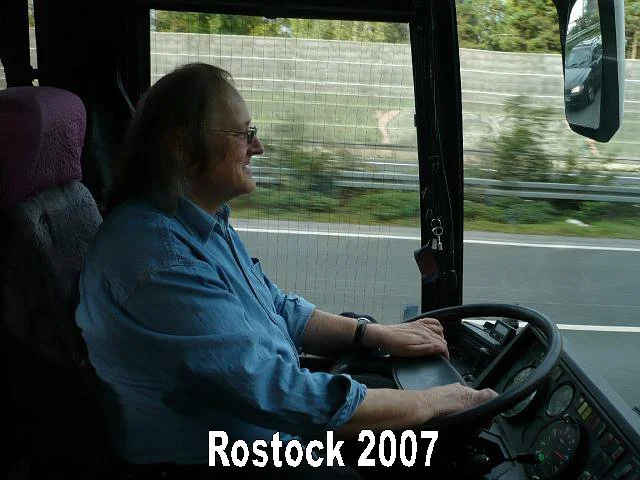 Eine Frau sitzt am Steuer eines Busses während der Fahrt auf einer Autobahn. Es ist die Küstenstadt Rostock im Jahr 2007.