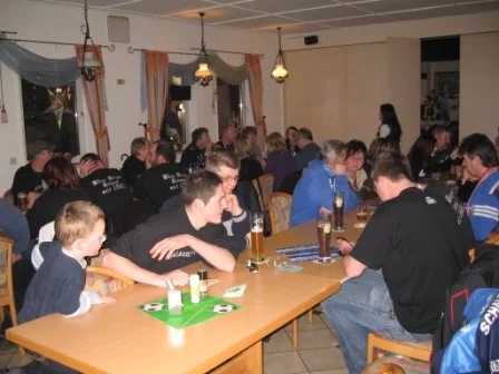 Menschen spielen ein Brettspiel in einem Restaurant oder Café bei einer Gruppenaktivität.