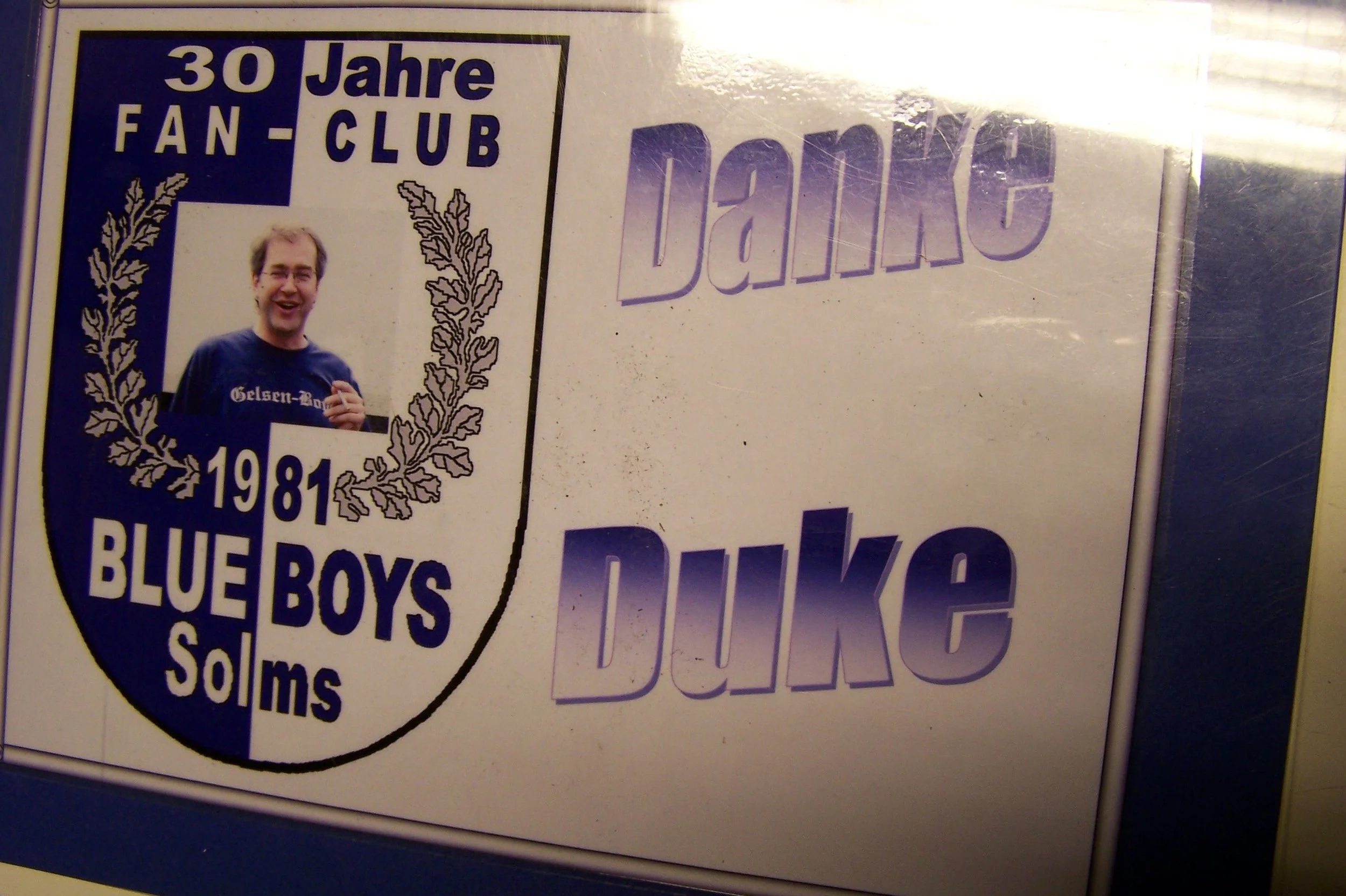 Ein Plakat zum 30-jährigen Jubiläum des Fan-Clubs der Blue Boys mit einem lachenden Mann und dem Jahr 1981.