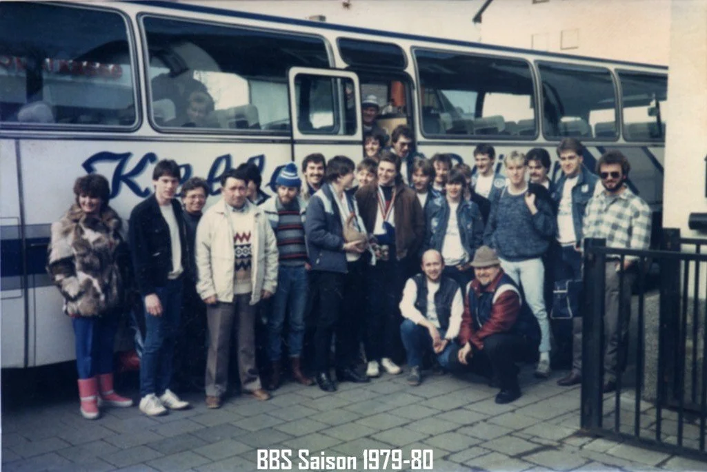 Eine Gruppe von Menschen steht vor einem Bus mit dem Schriftzug "Kappel". Es ist ein Gruppenfoto, vermutlich von einer Busreise in der Saison 1979-1980.
