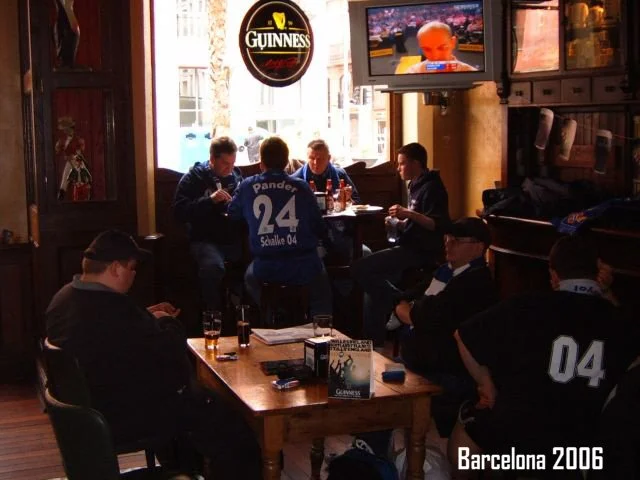 Menschen in einem Pub in Barcelona, 2006, die Fußball schauen, einige tragen Trikots mit Nummer 24.