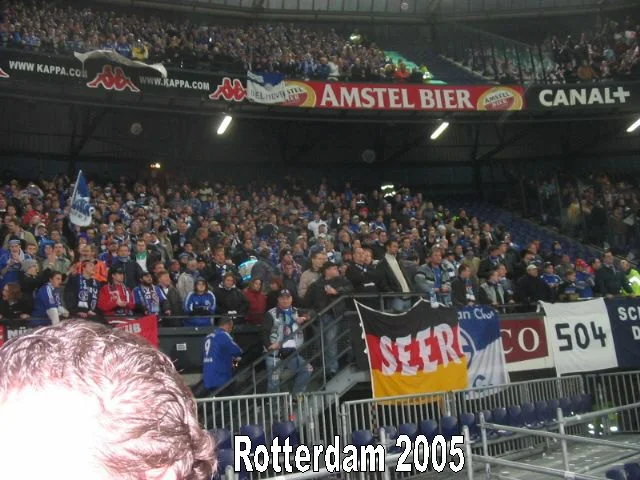 Fußballfans im Stadion Rotterdam im Jahr 2005, mit Flaggen und Banner