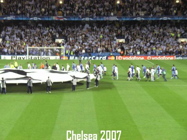 Fußballspieler auf dem Spielfeld vor einem großen Publikum, Chelsea 2007, Europäische Klubfußballmeisterschaft, Aufnahme während der Nationalhymne.