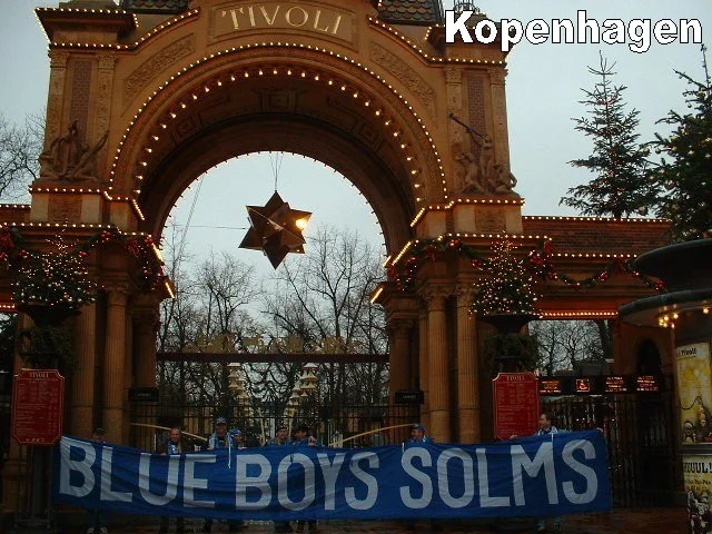 Der Eingang zum Tivoli-Vergnügungspark mit einem großen Stern und Lichterdeko, ein Banner mit der Aufschrift 'Blue Boys Solms'.