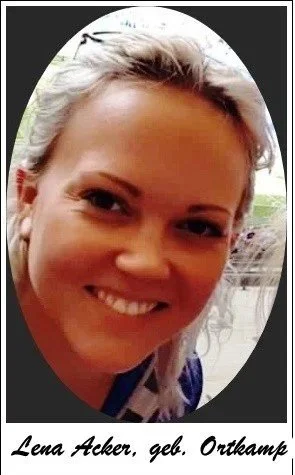 Portrait einer lächelnden Frau mit weißen Haaren, im ovalen Rahmen, mit schwarzem Hintergrund, mit handgeschriebenem Text 'Lena Acker, geb. Ortkamp' darunter.