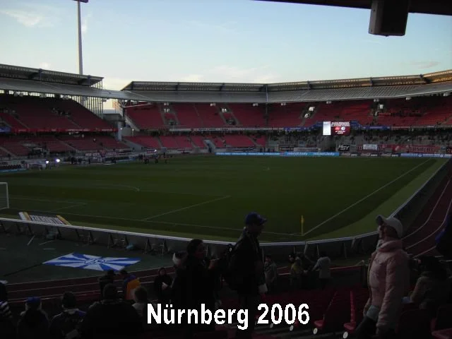 Leeres Fußballstadion in Nürnberg mit Zuschauern im Vordergrund, Blick auf Spielfeld, im Jahr 2006.