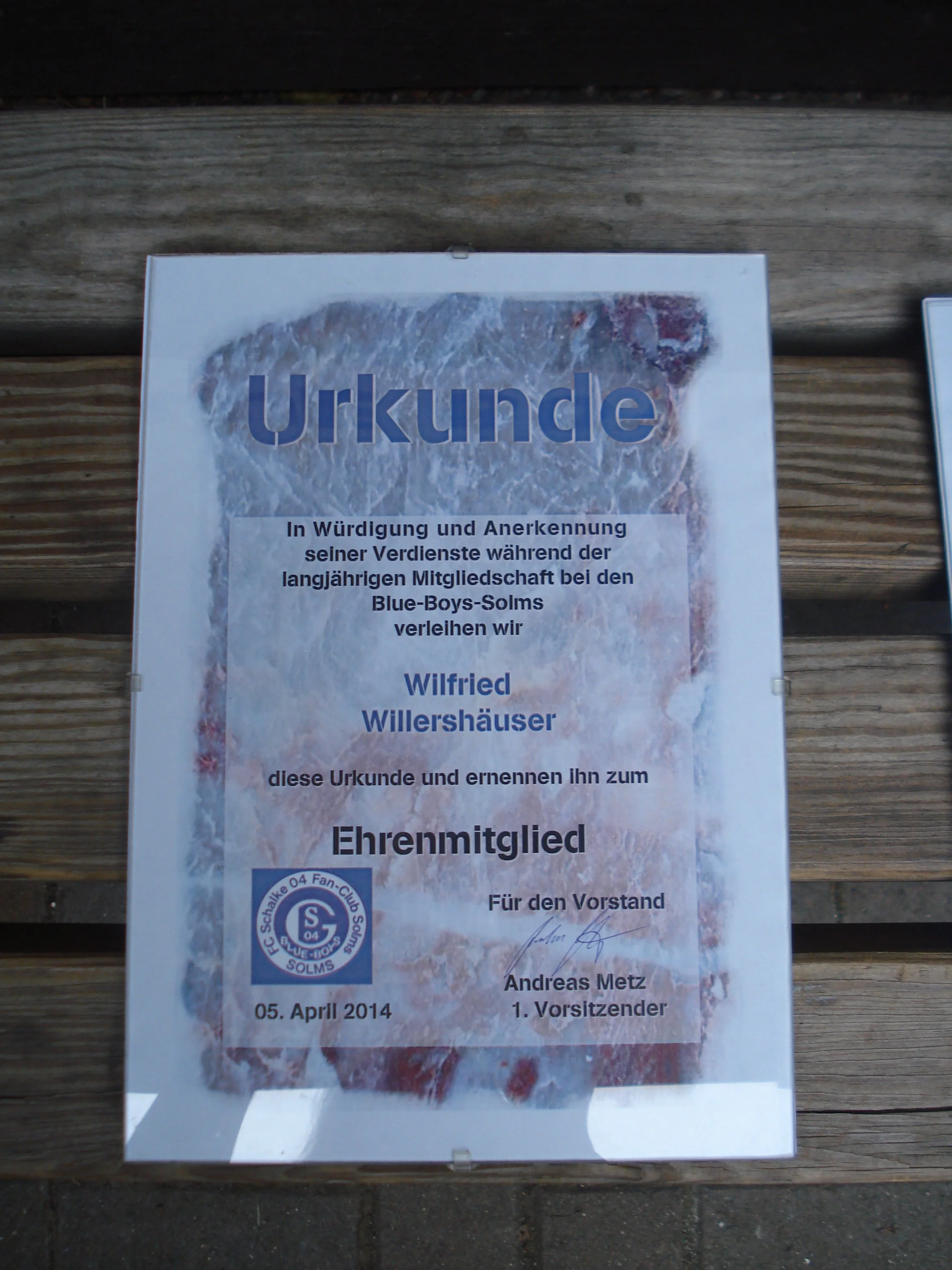 Urkunde mit dem Logo des FC Schalke 04, verliehen an Andreas Metz am 5. April 2014, für seine langjährige Mitgliedschaft beim Verein.