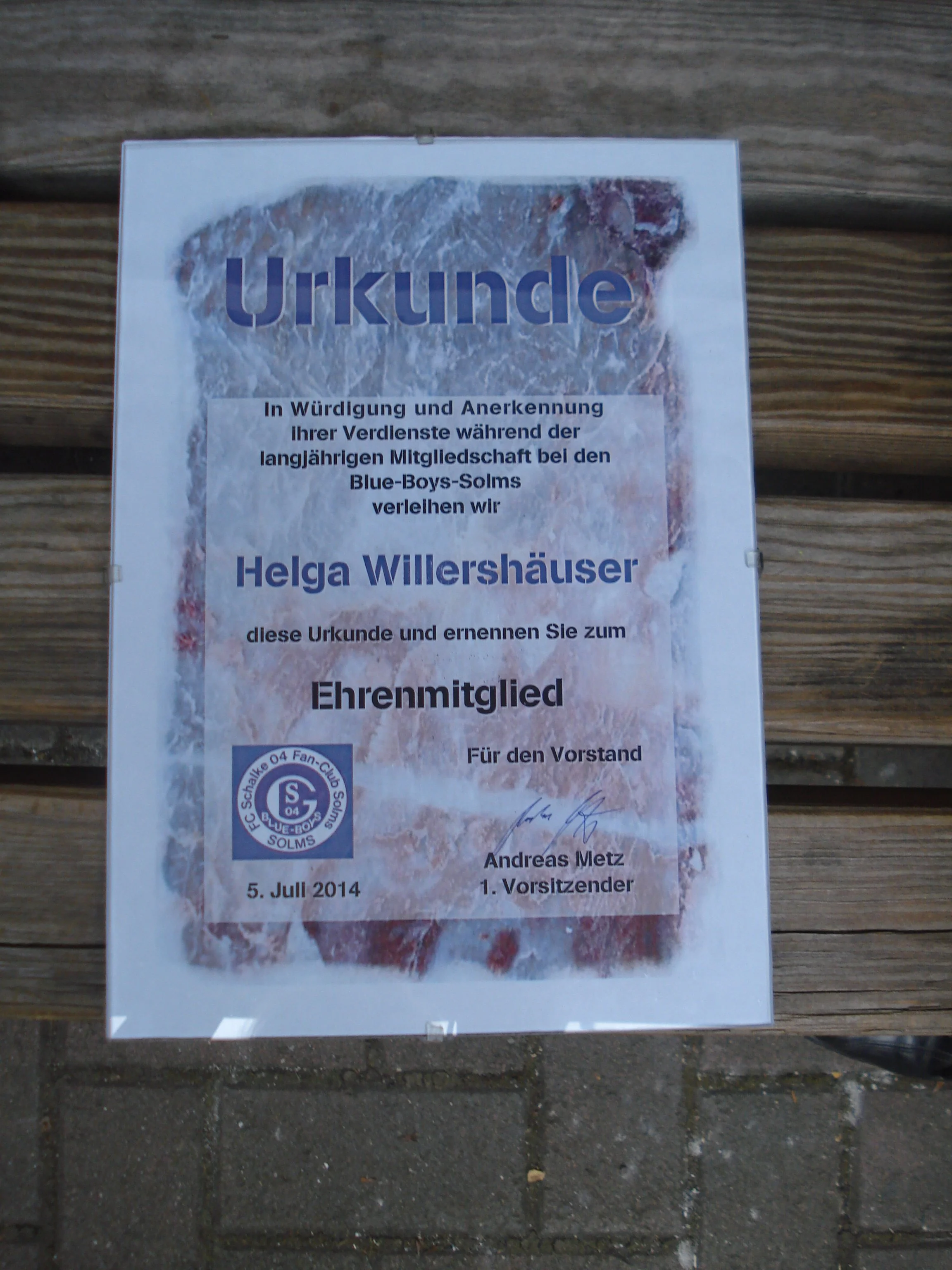 Urkunde in Würdigung und Anerkennung der langjährigen Mitgliedschaft bei den Blue-Boys-Solms, verliehen an Helga Willershäuser, unterschrieben von Andreas Metz, 5. Juli 2014.