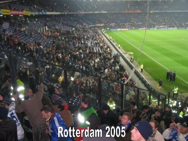 Fußballstadion mit Fans, Stadionboden im Blick, in Rostock 2005