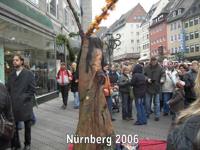 Eine Straße in Nürnberg mit vielen Menschen, ein Baum und ein Straßenlaterne, Aufnahme aus dem Jahr 2006.