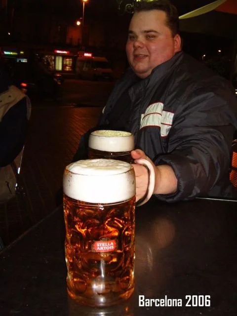 Ein Mann trinkt Bier in einer Bar in Barcelona 2006, mit zwei großen Biergläsern auf dem Tisch.