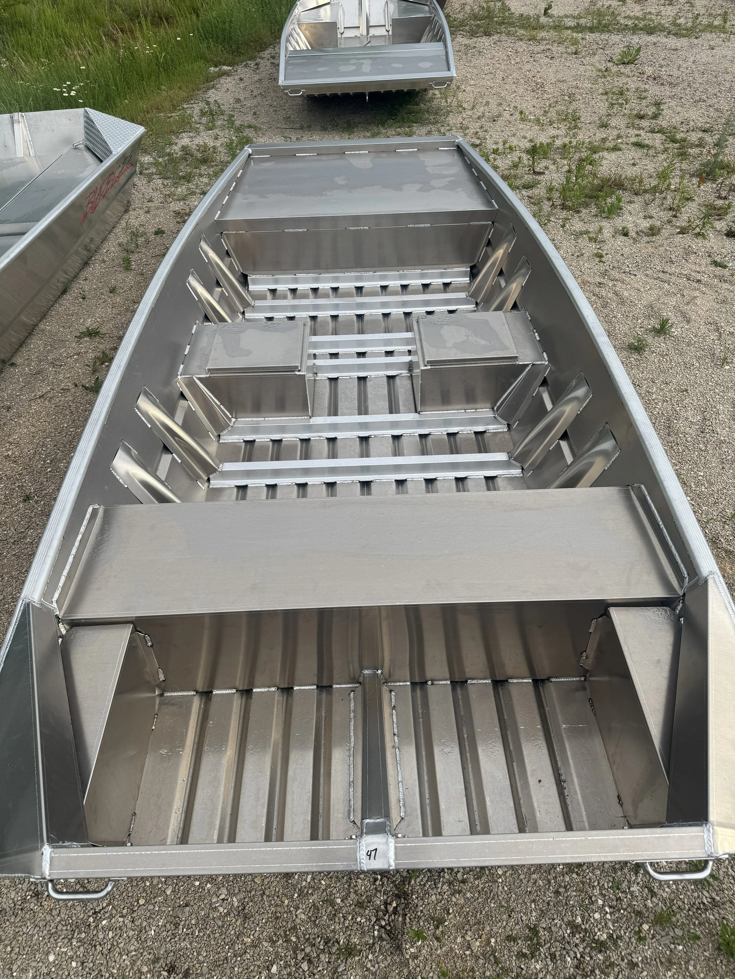 16-52 SS, 48" Deck, 18" Centered Livewell and Dry Box, 18" Cross Seat, Long Corners 